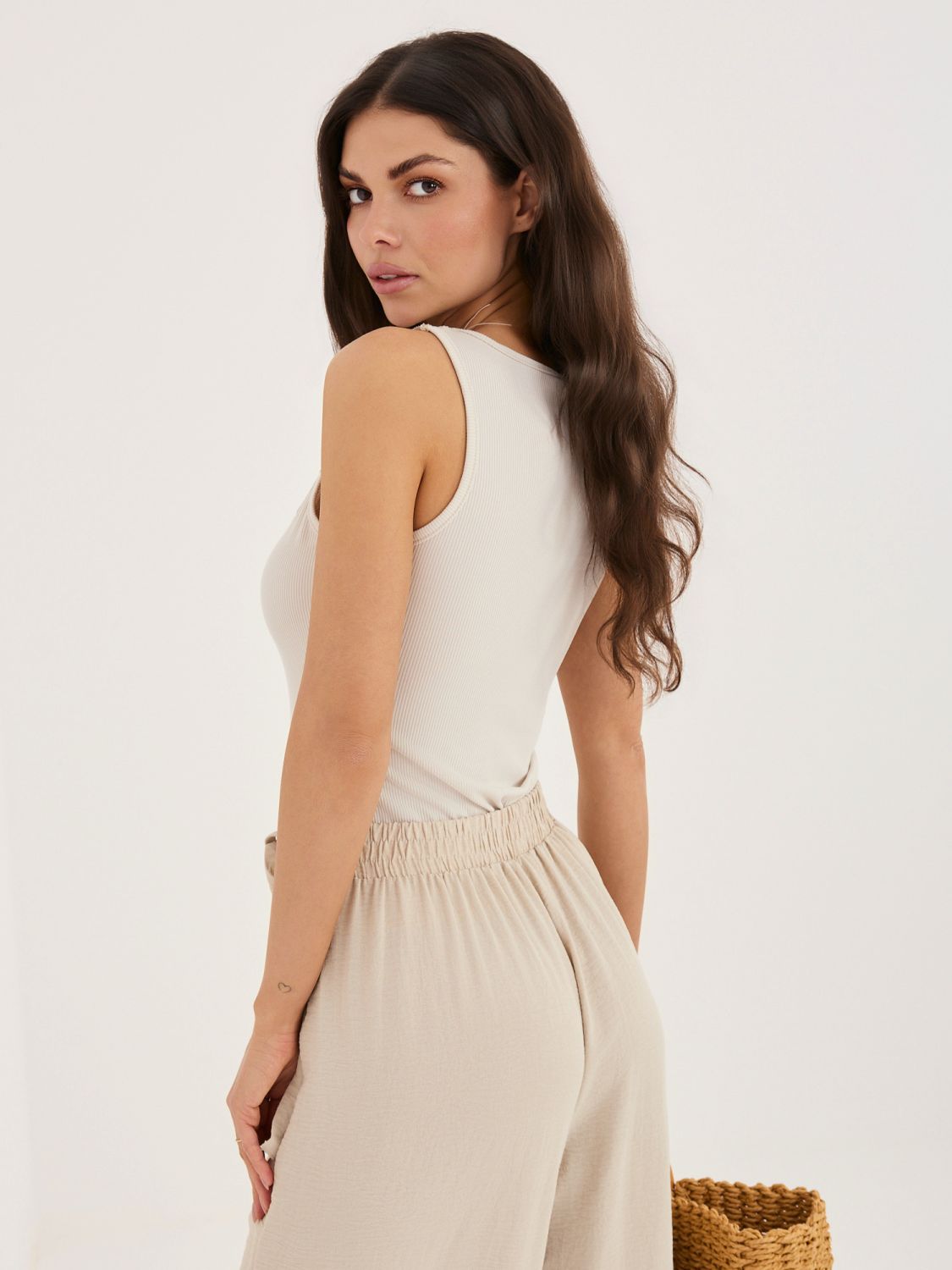 Top bej cu dantelă și decolteu în V