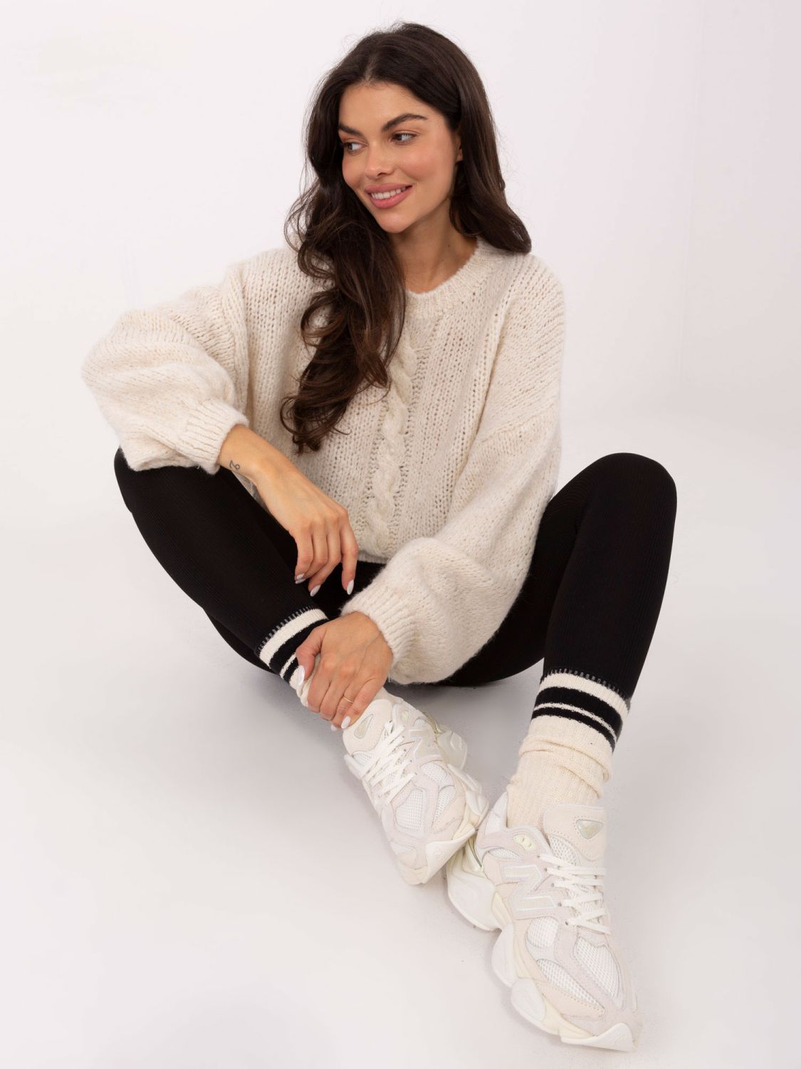 Pulover bej cu decolteu rotund și textură deosebită