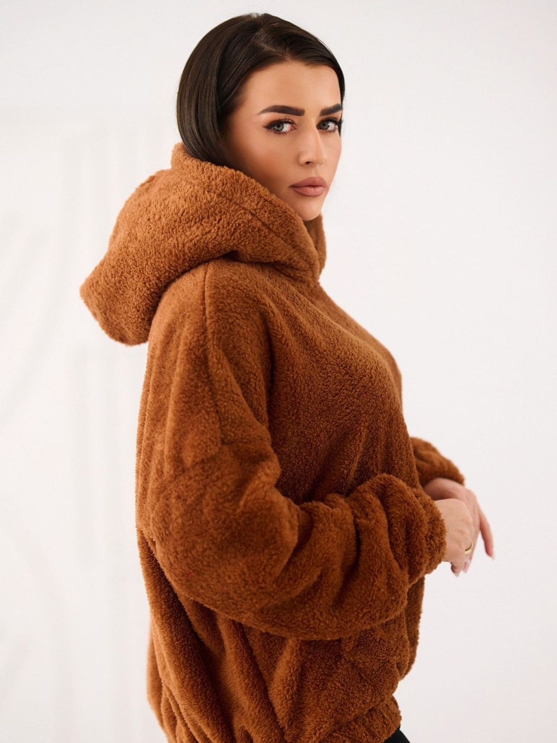 Hanorac bej cu glugă și buzunar