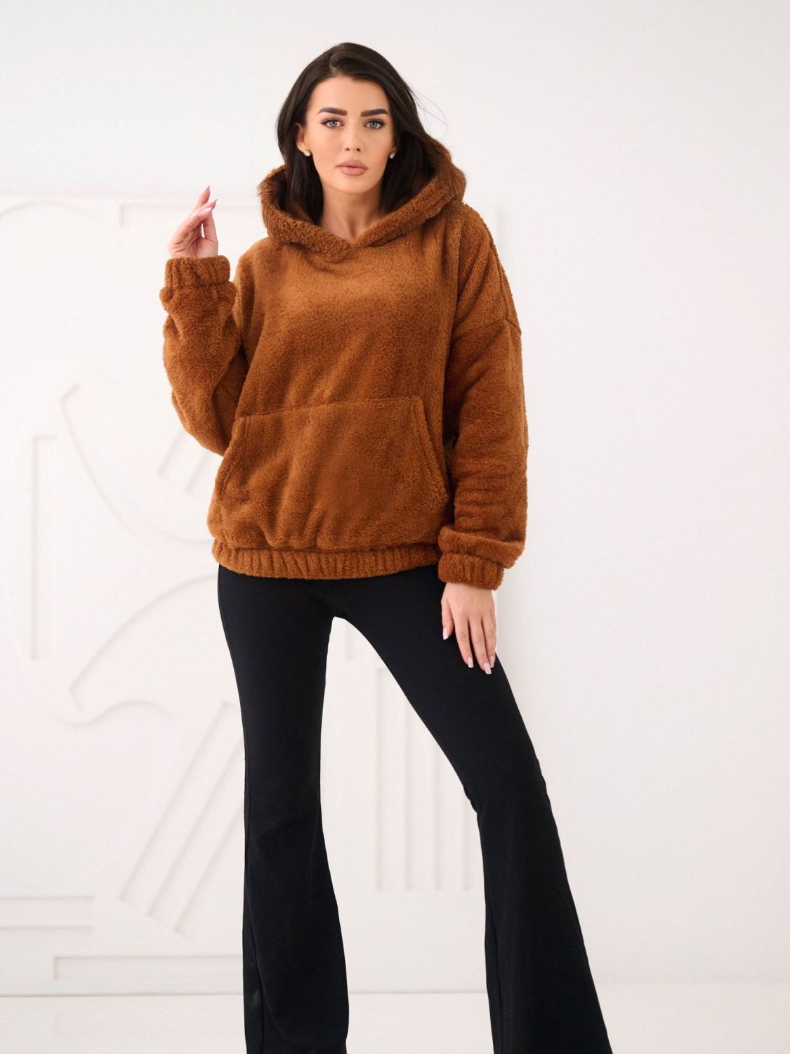 Hanorac bej cu glugă și buzunar