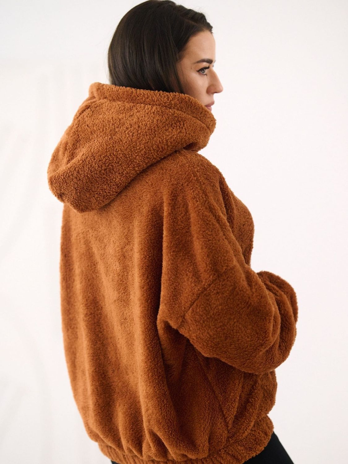 Hanorac bej cu glugă și buzunar