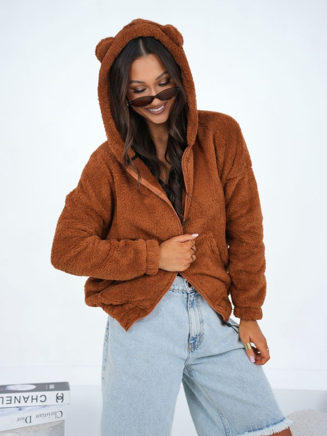 Hanorac bej cu glugă și fermoar