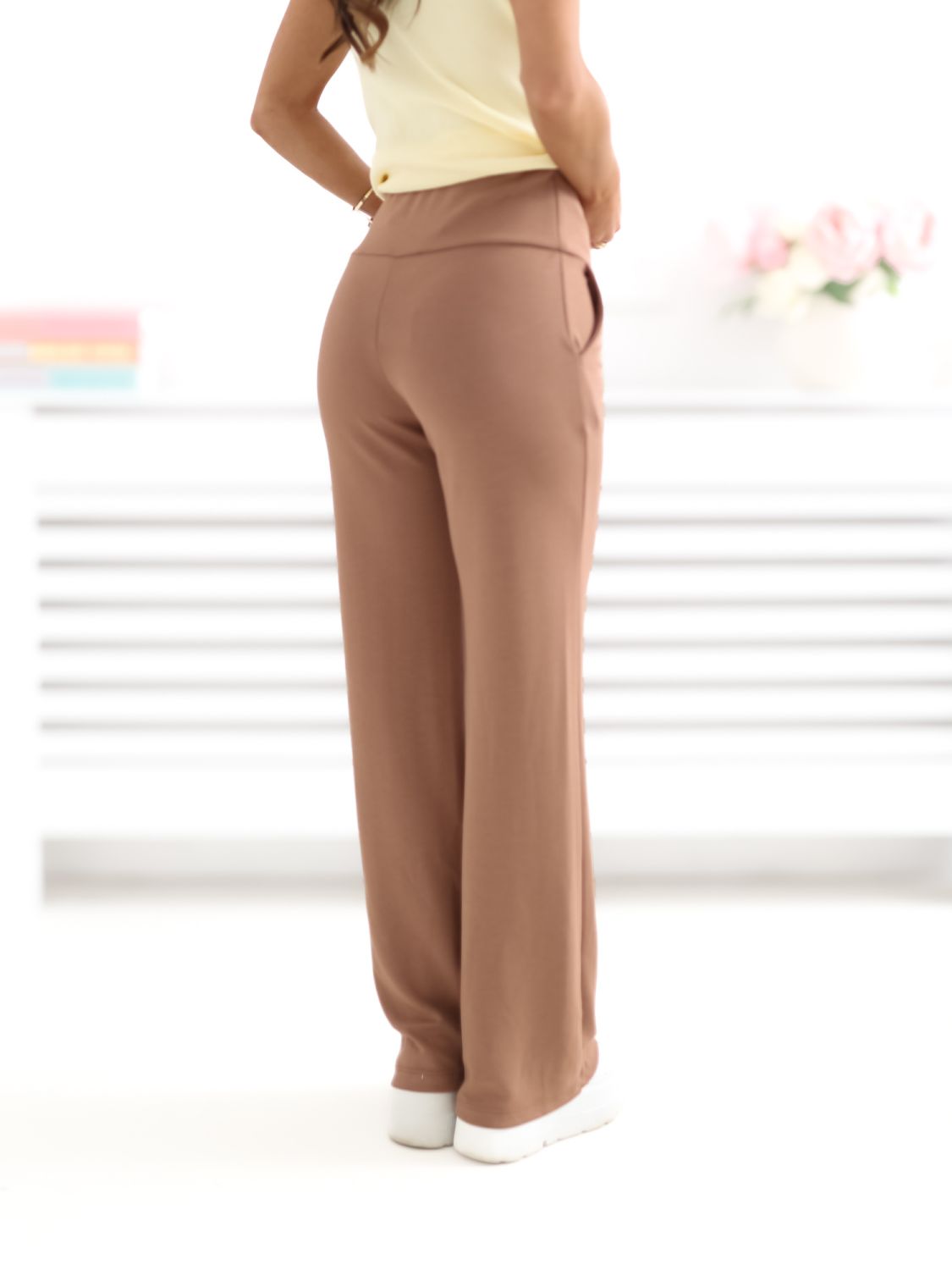 Pantaloni sport bej cu croială dreaptă