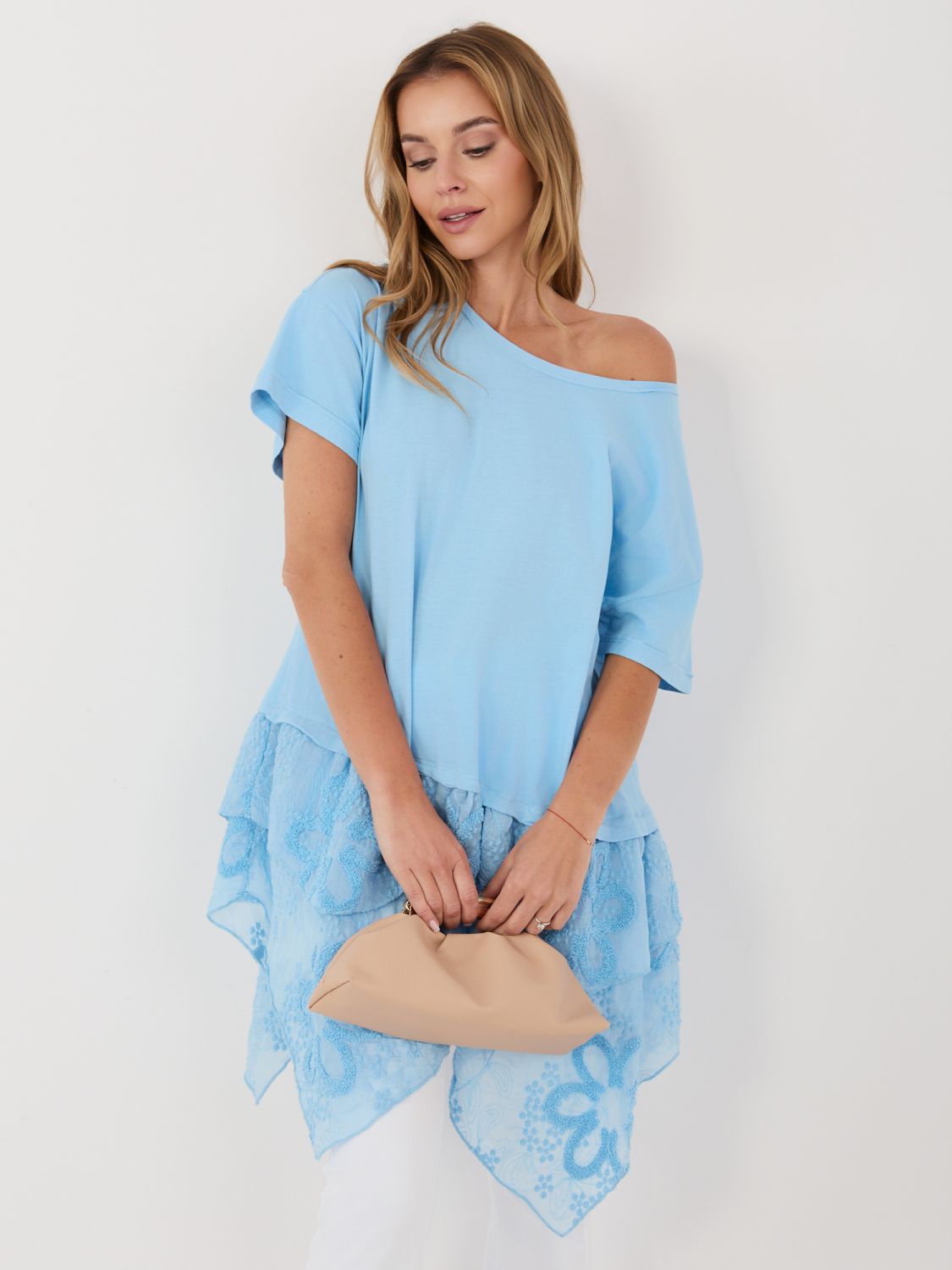 Bluză bleu din bumbac cu volan și broderie