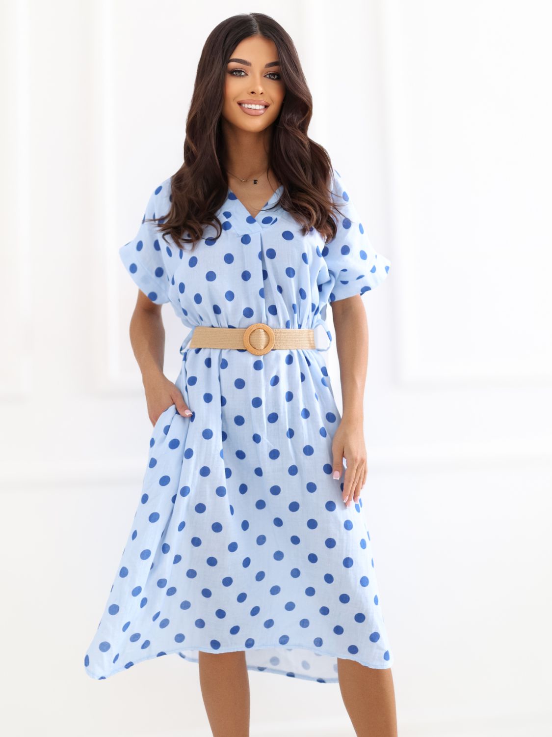 Rochie midi albastru deschis cu buline și curea