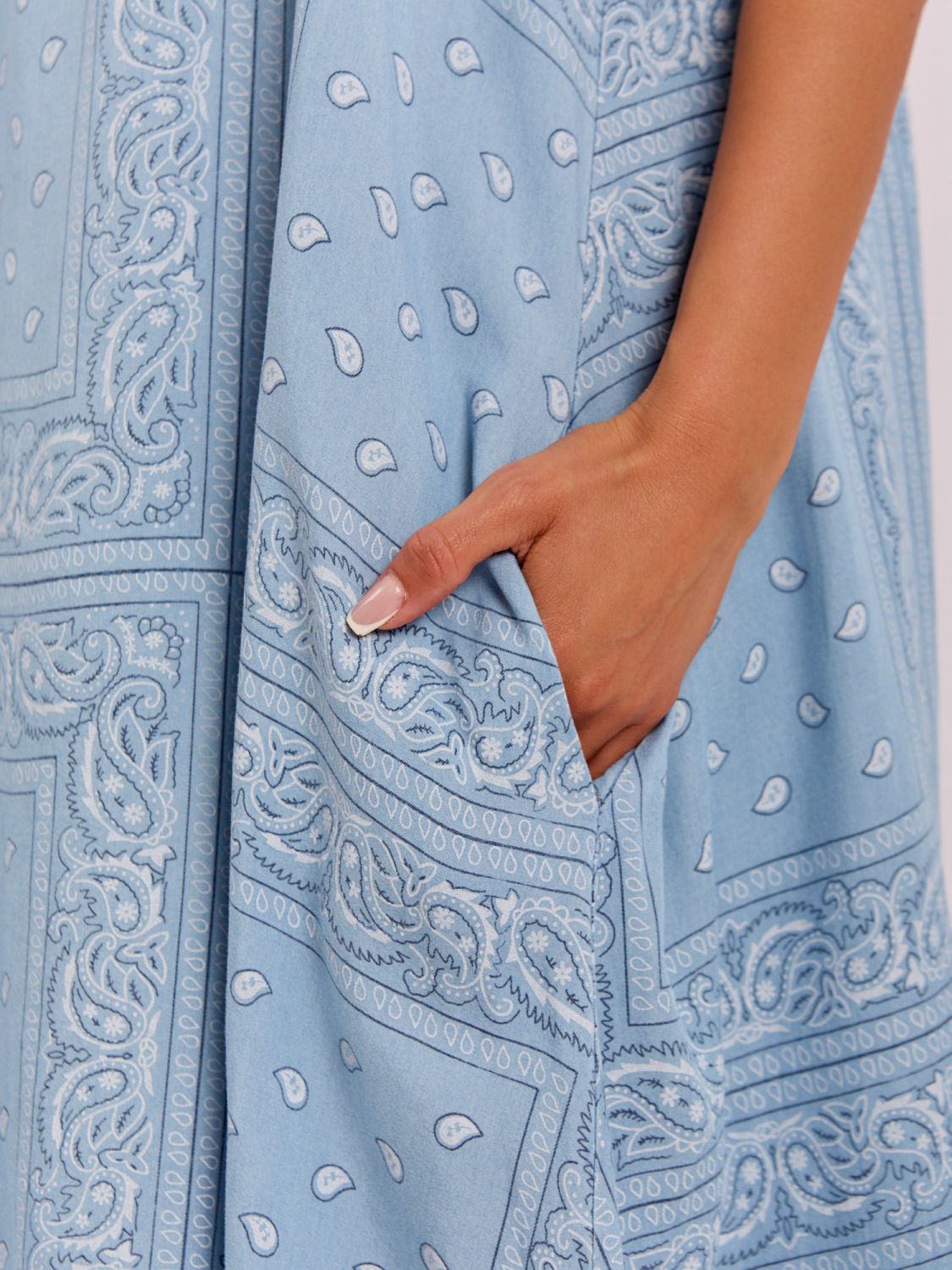Rochie midi de vară asimetrică cu imprimeu și buzunare
