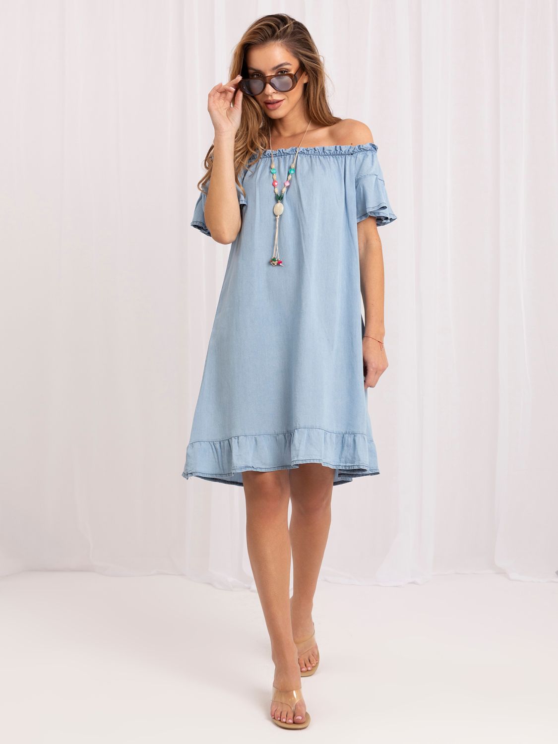 Rochie de vară evazată albastru deschis cu volan și colier