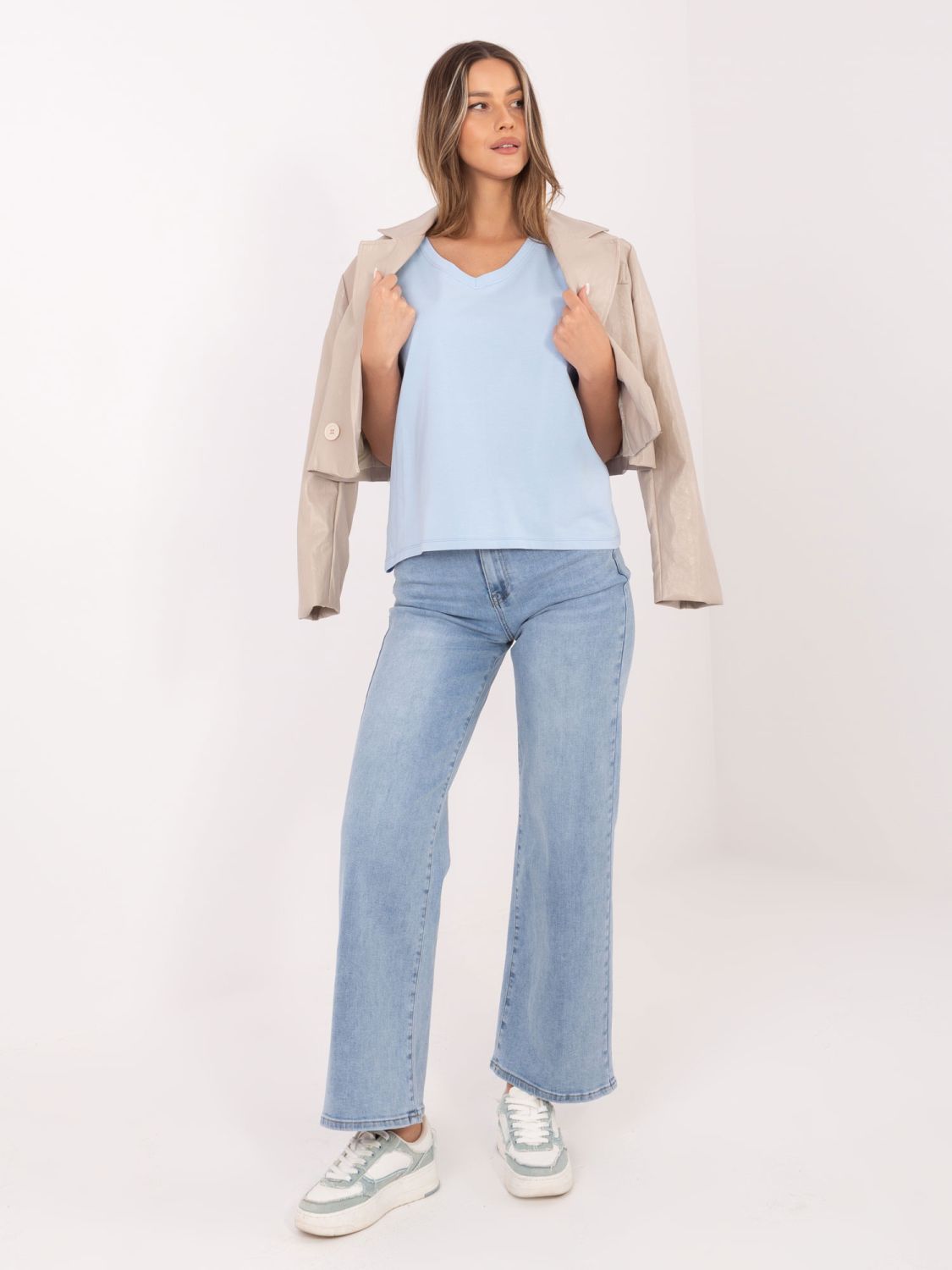 Tricou albastru deschis cu decolteu în V pentru femei