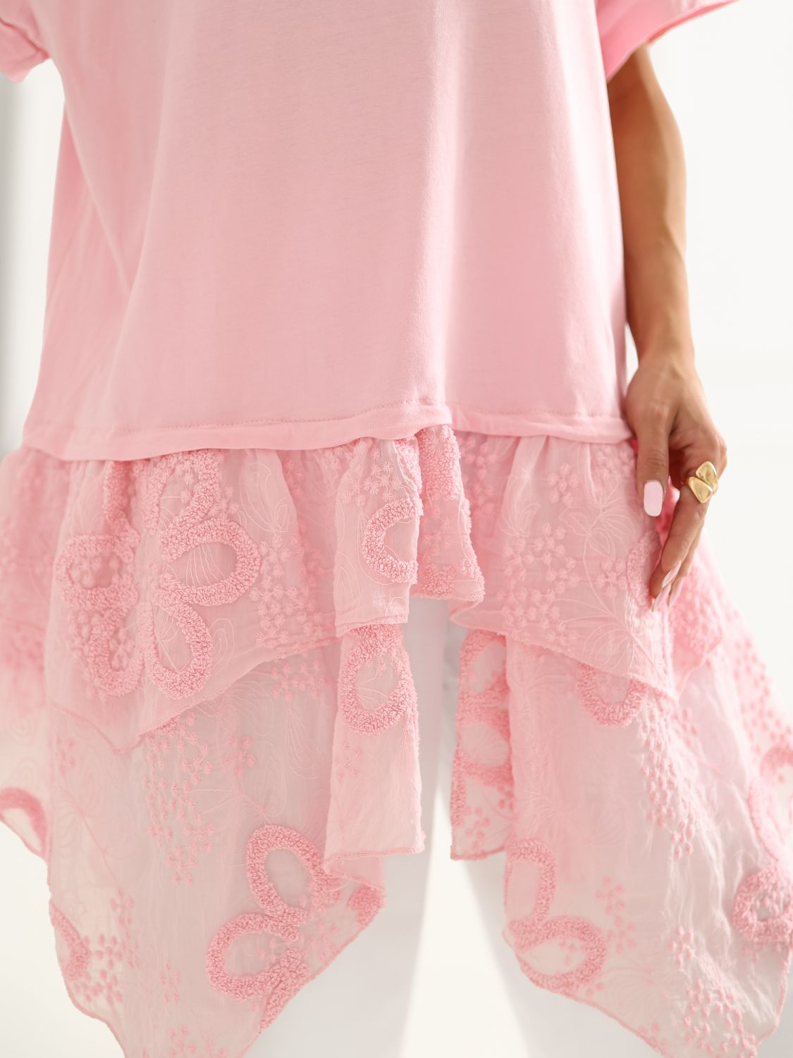Bluză roz din bumbac cu volan și broderie