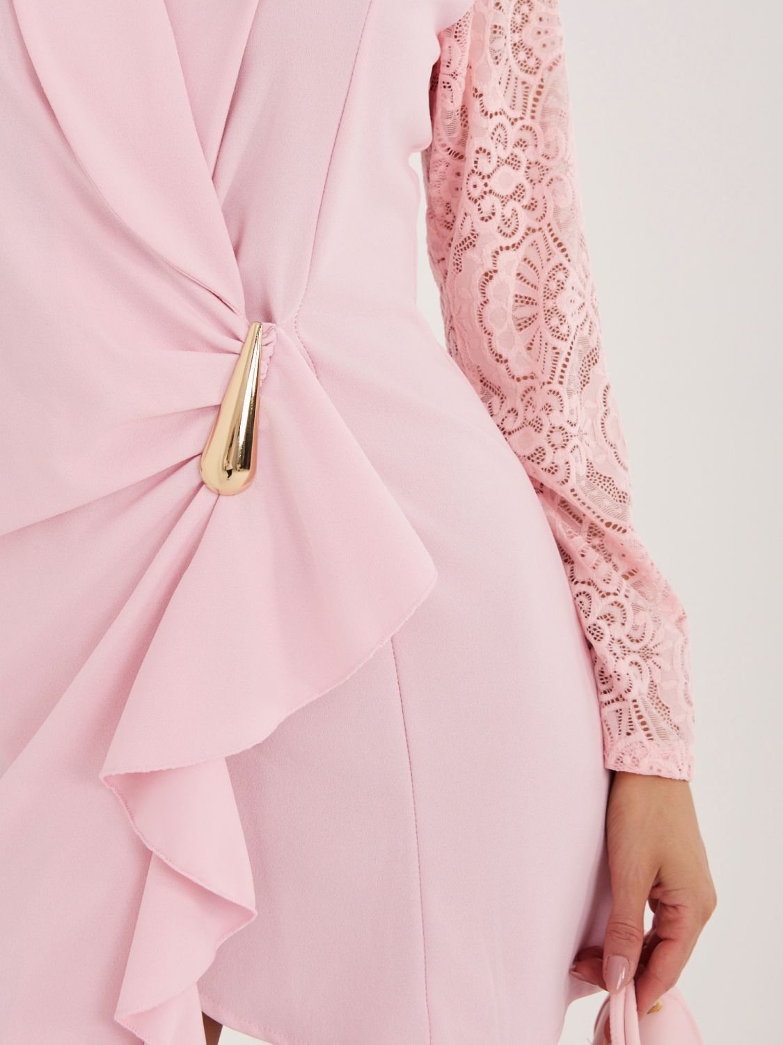 Rochie mini elegantă roz deschis cu dantelă și volan