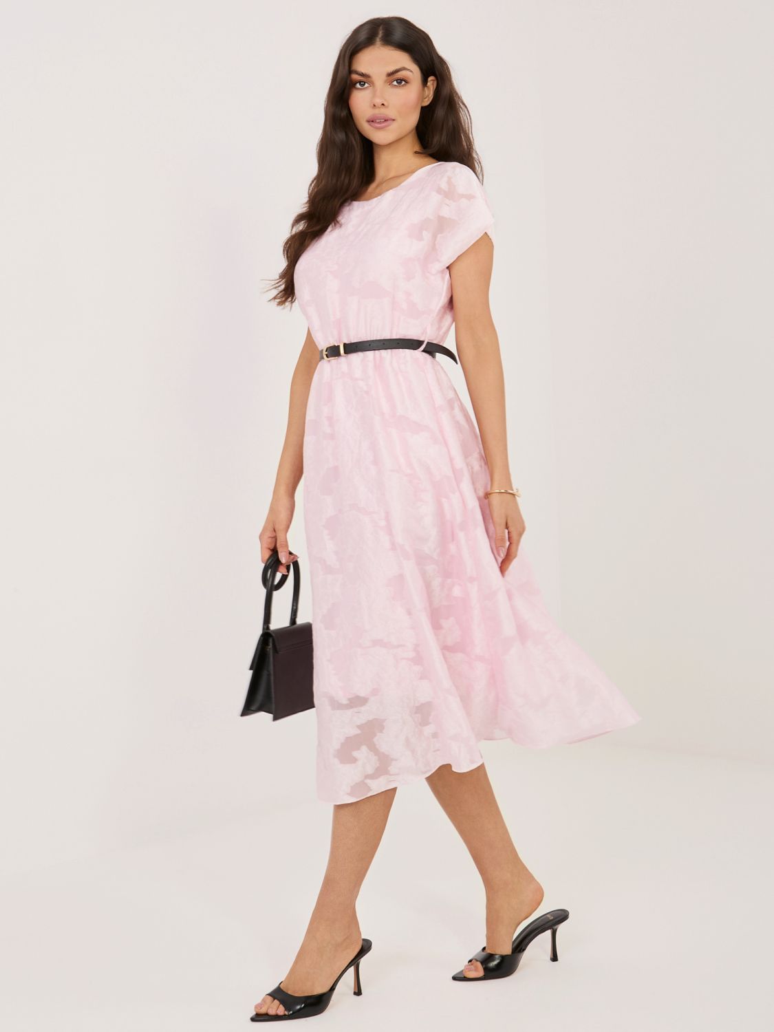 Rochie midi evazată roz deschis cu curea