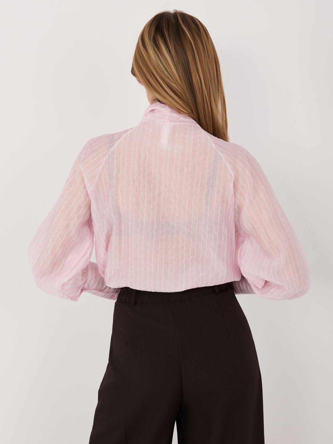 Cămașă roz cu dungi și decolteu cu șnur