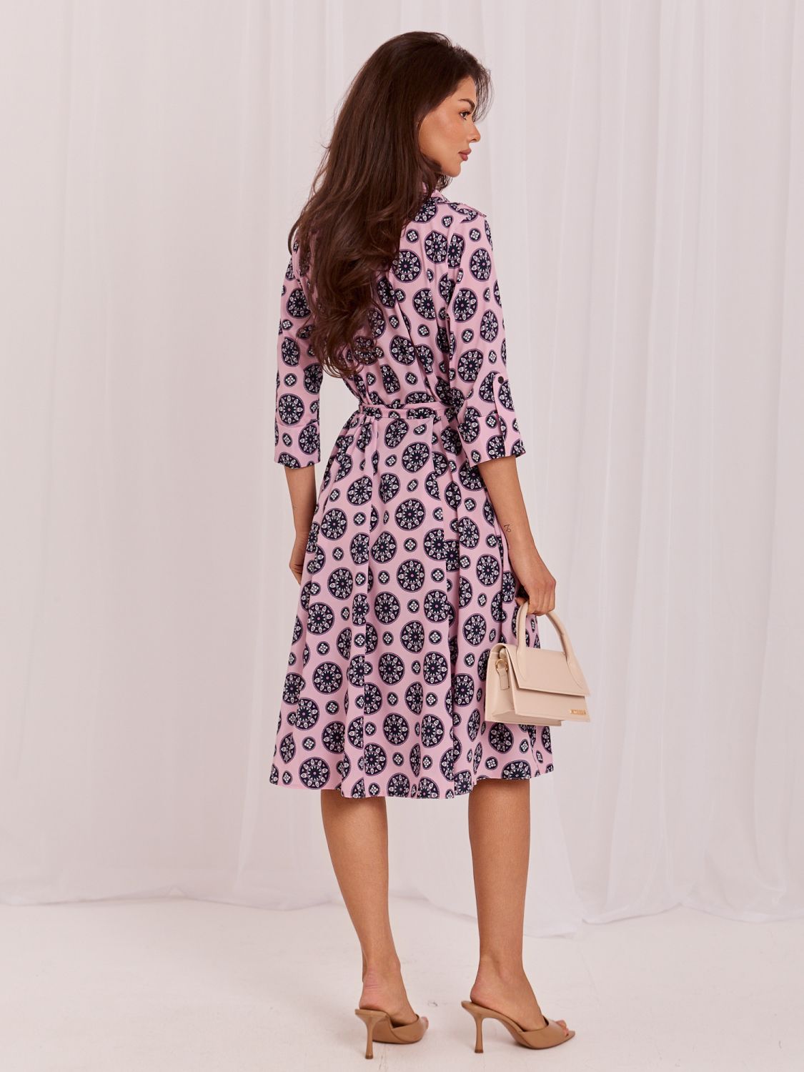 Rochie midi evazată roz deschis cu curea