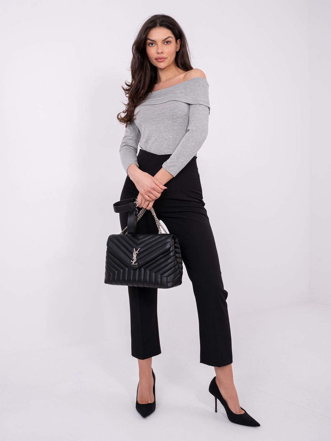 Bluză gri cu umeri goi și mâneci 3/4