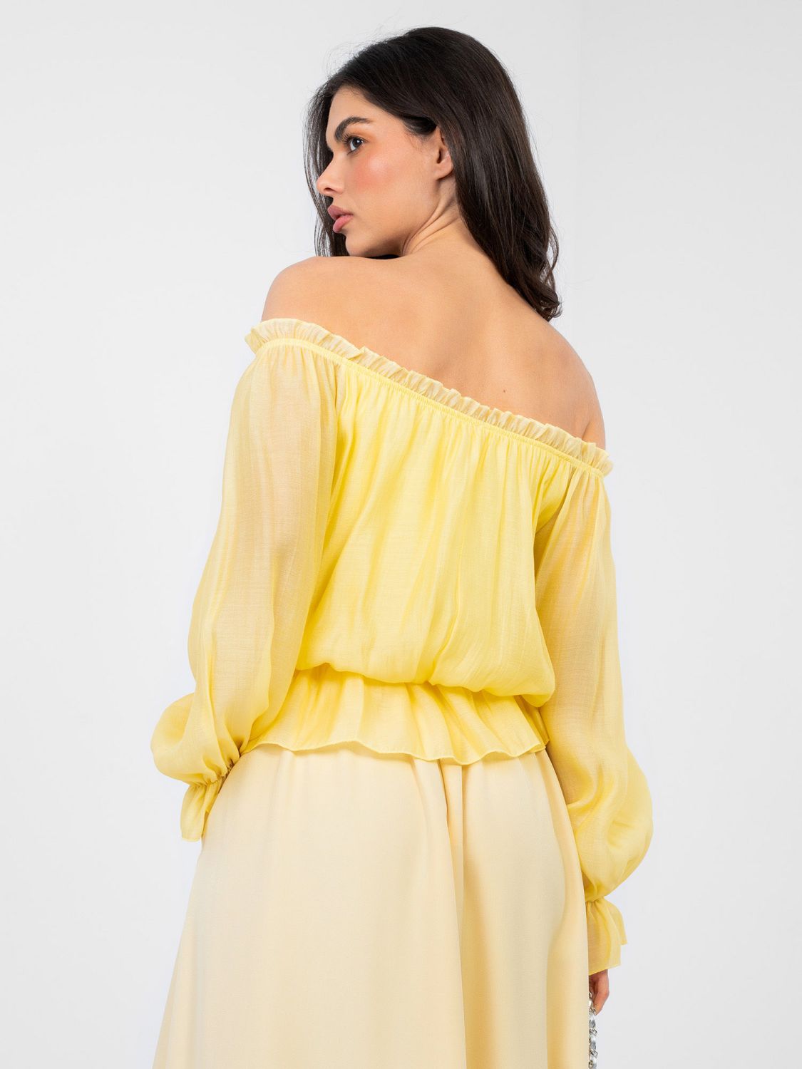 Bluză galbenă cu umeri goi și volan