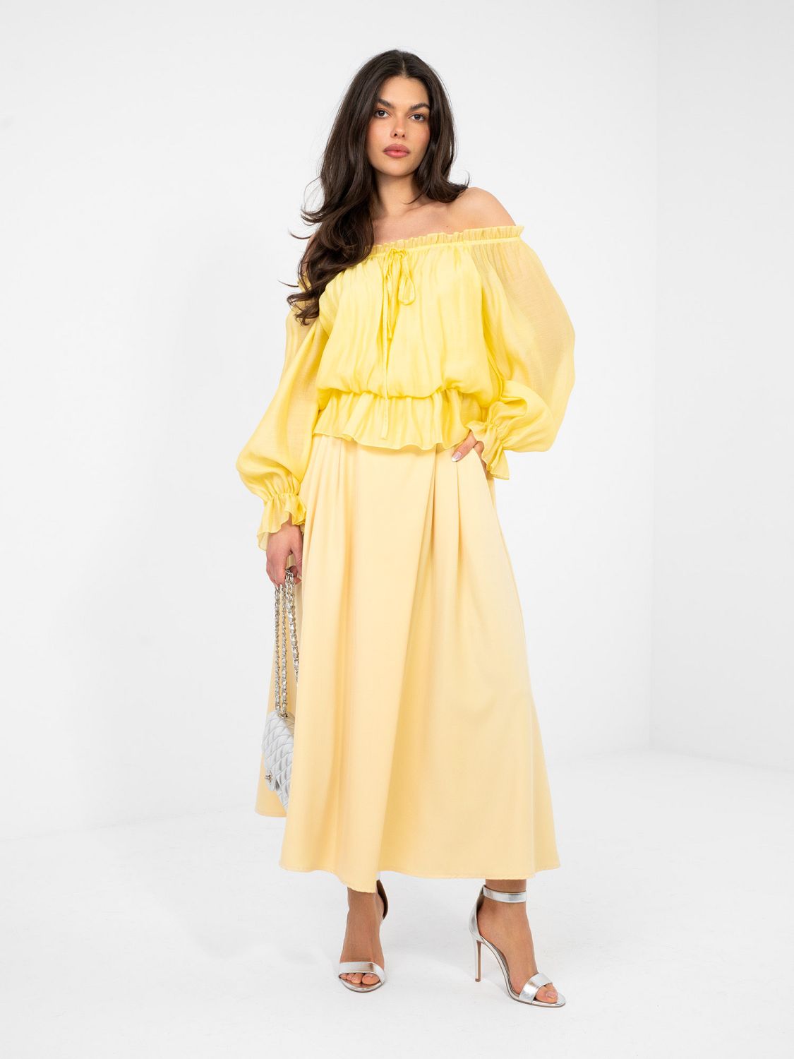 Bluză galbenă cu umeri goi și volan