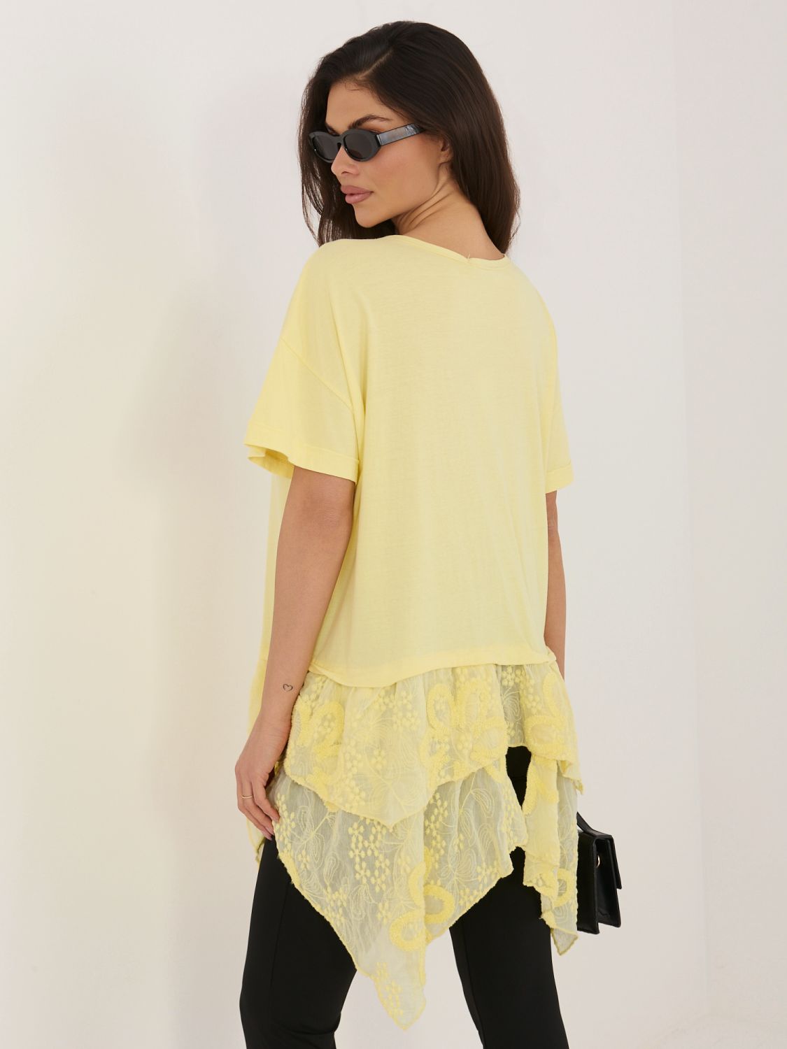 Bluză galbenă din bumbac cu volan și broderie