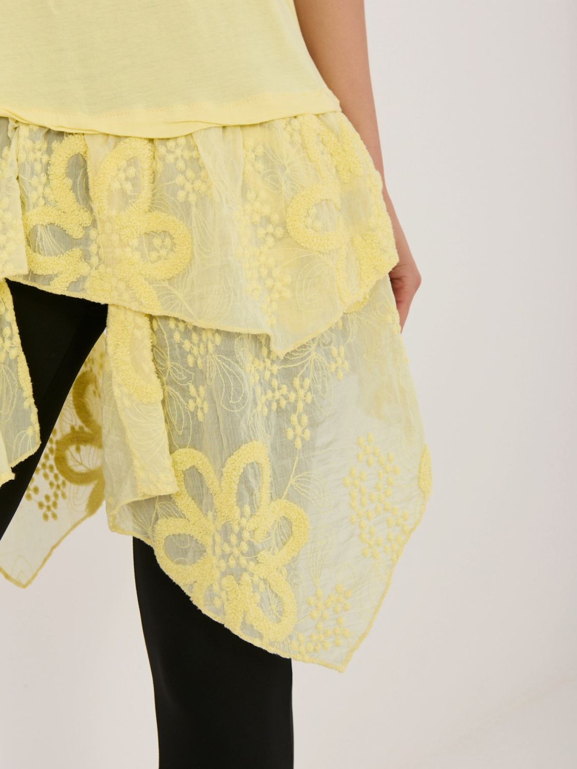 Bluză galbenă din bumbac cu volan și broderie