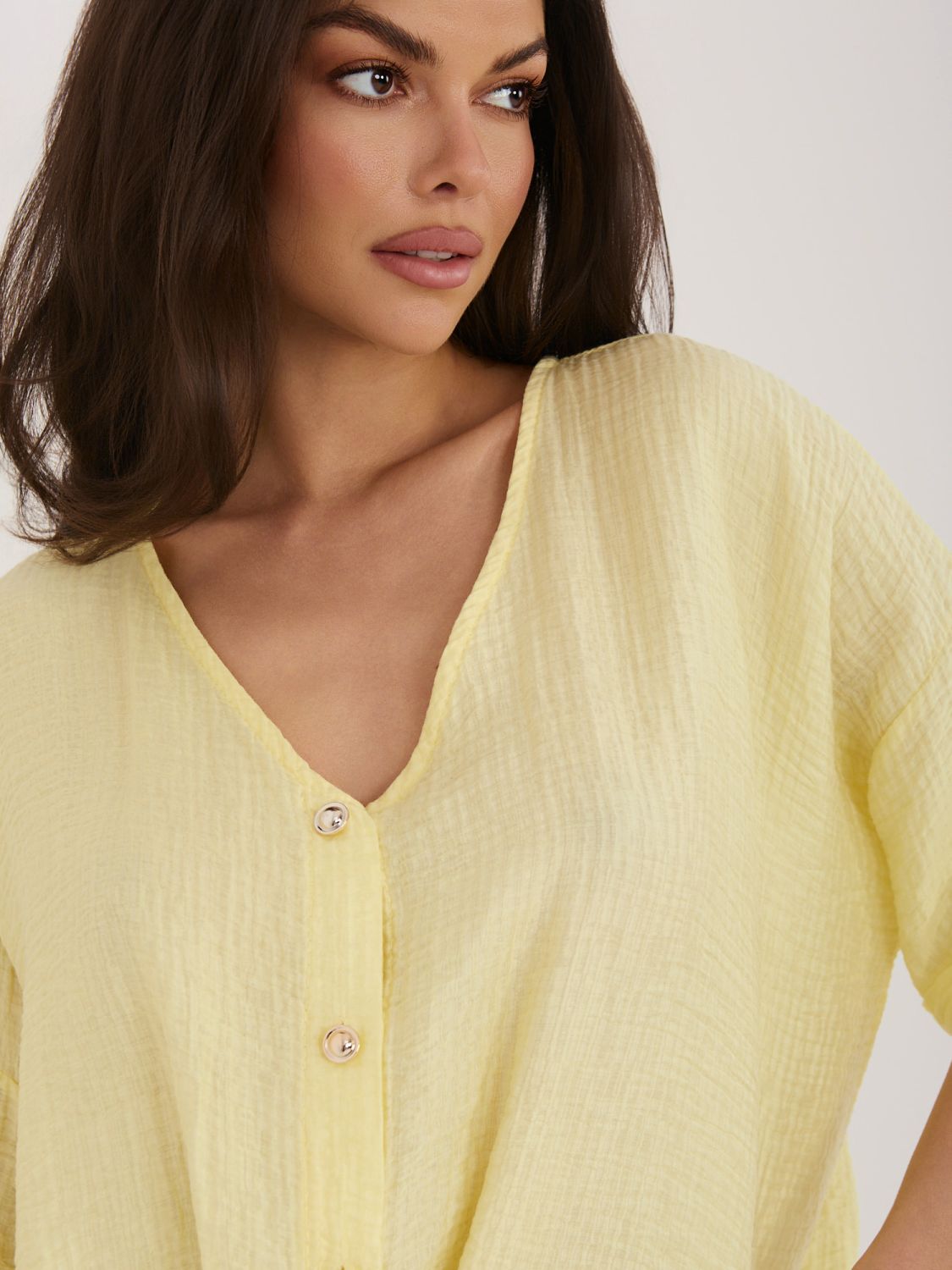 Bluză galbenă cu decolteu în V și mâneci scurte