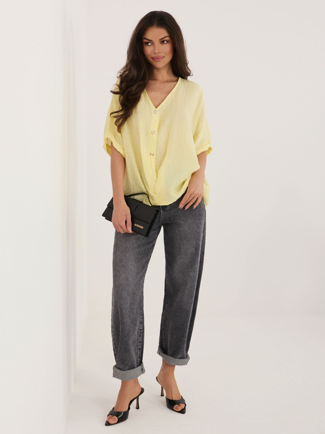 Bluză galbenă cu decolteu în V și mâneci scurte