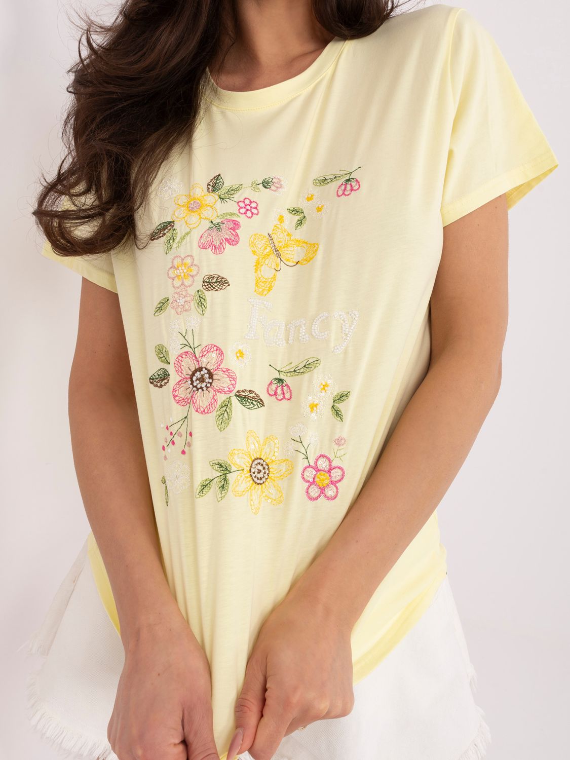 Tricou galben cu aplicație și broderie