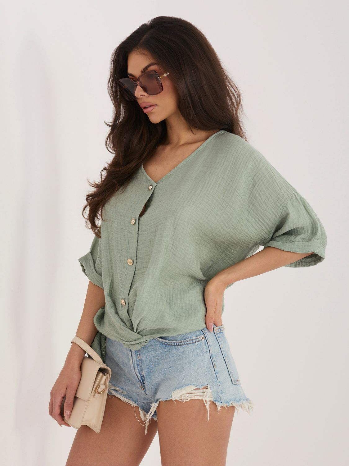 Bluză khaki stilată cu decolteu în V și mâneci scurte