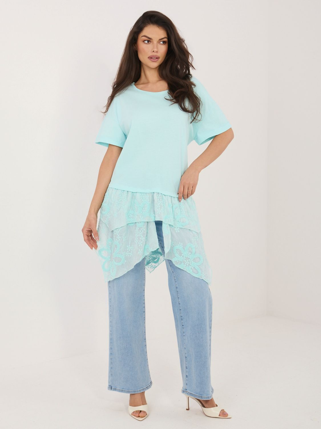 Bluză din bumbac mentă cu volan și broderie