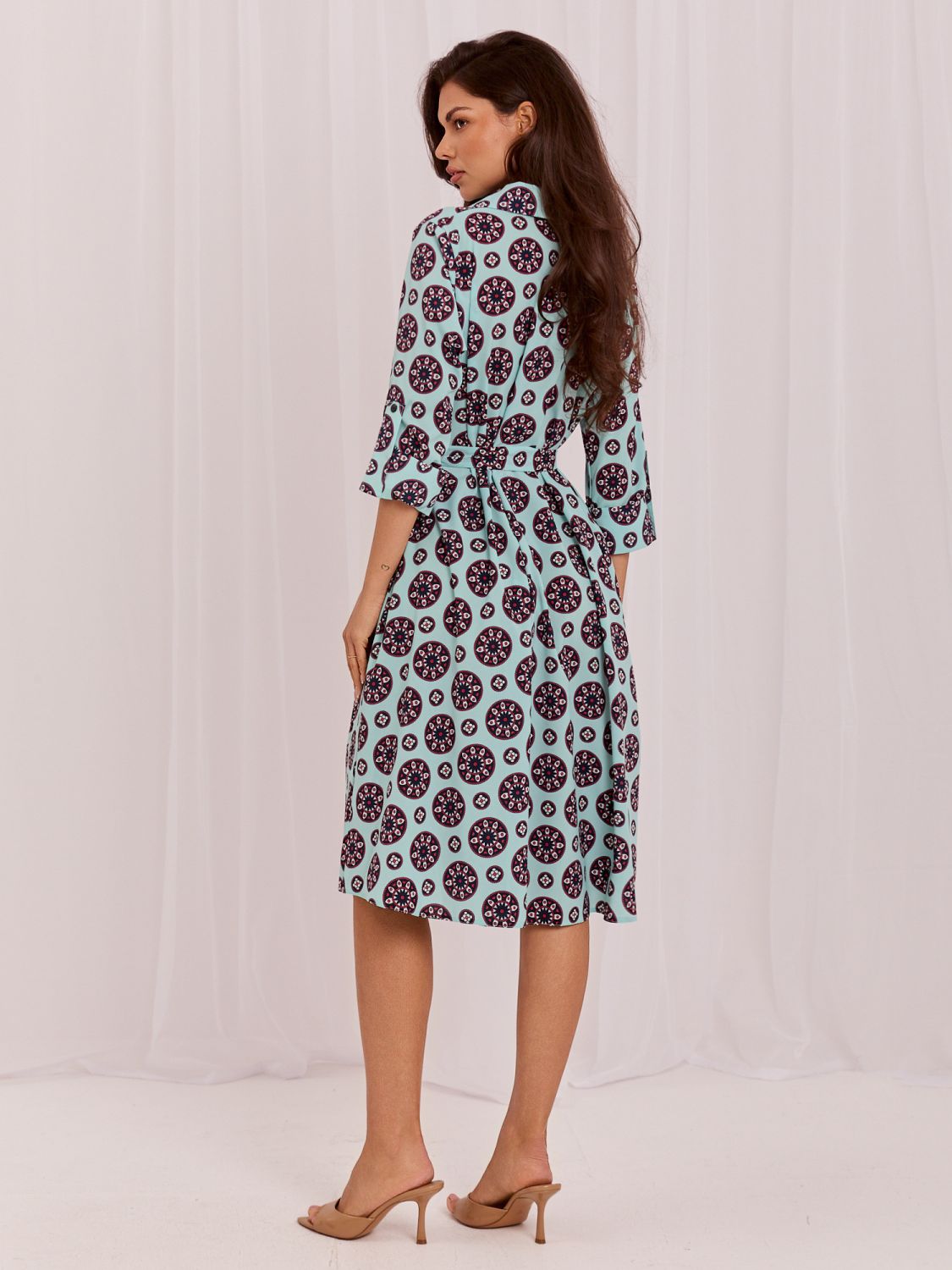Rochie midi elegantă evazată cu curea și imprimeu
