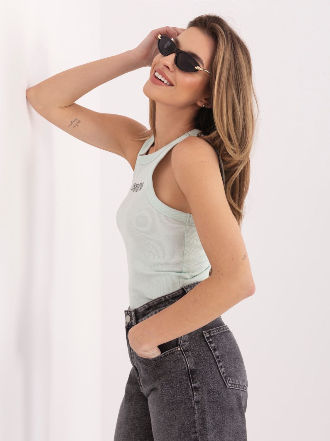 Top reiat mentă cu broderie