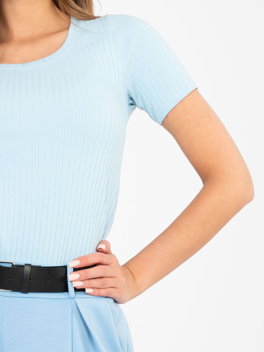 Bluză albastru deschis, reiată, cu mânecă scurtă