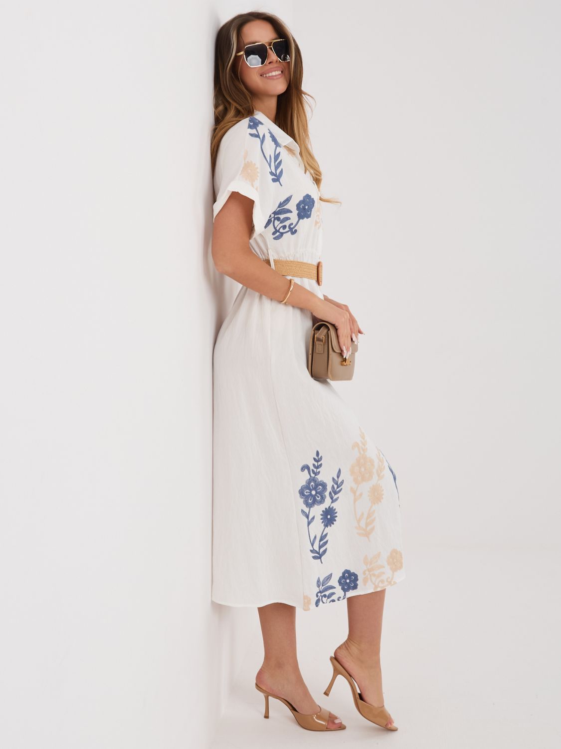 Rochie midi cămașă alb-albastră cu broderie și curea