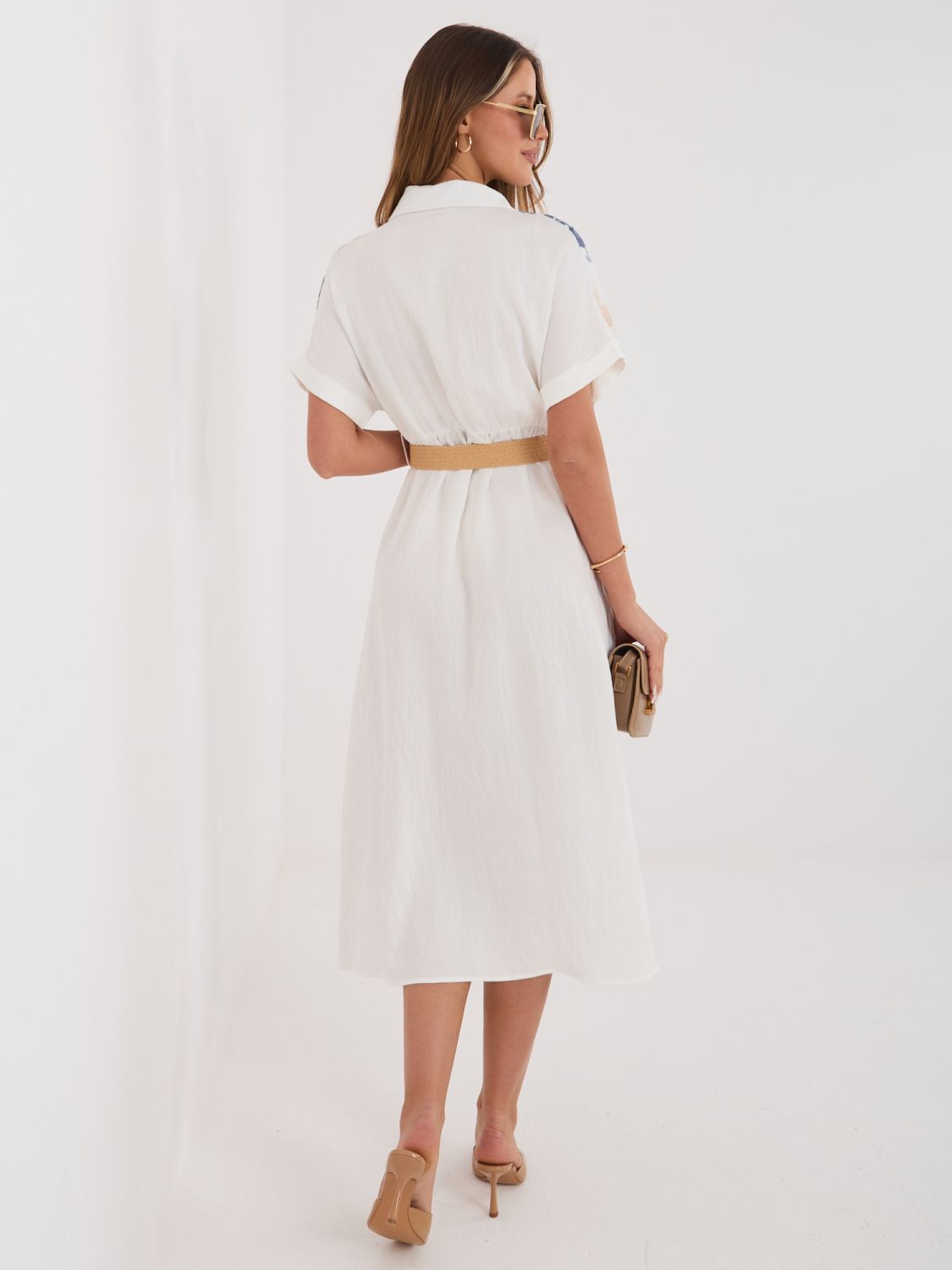 Rochie midi cămașă alb-albastră cu broderie și curea