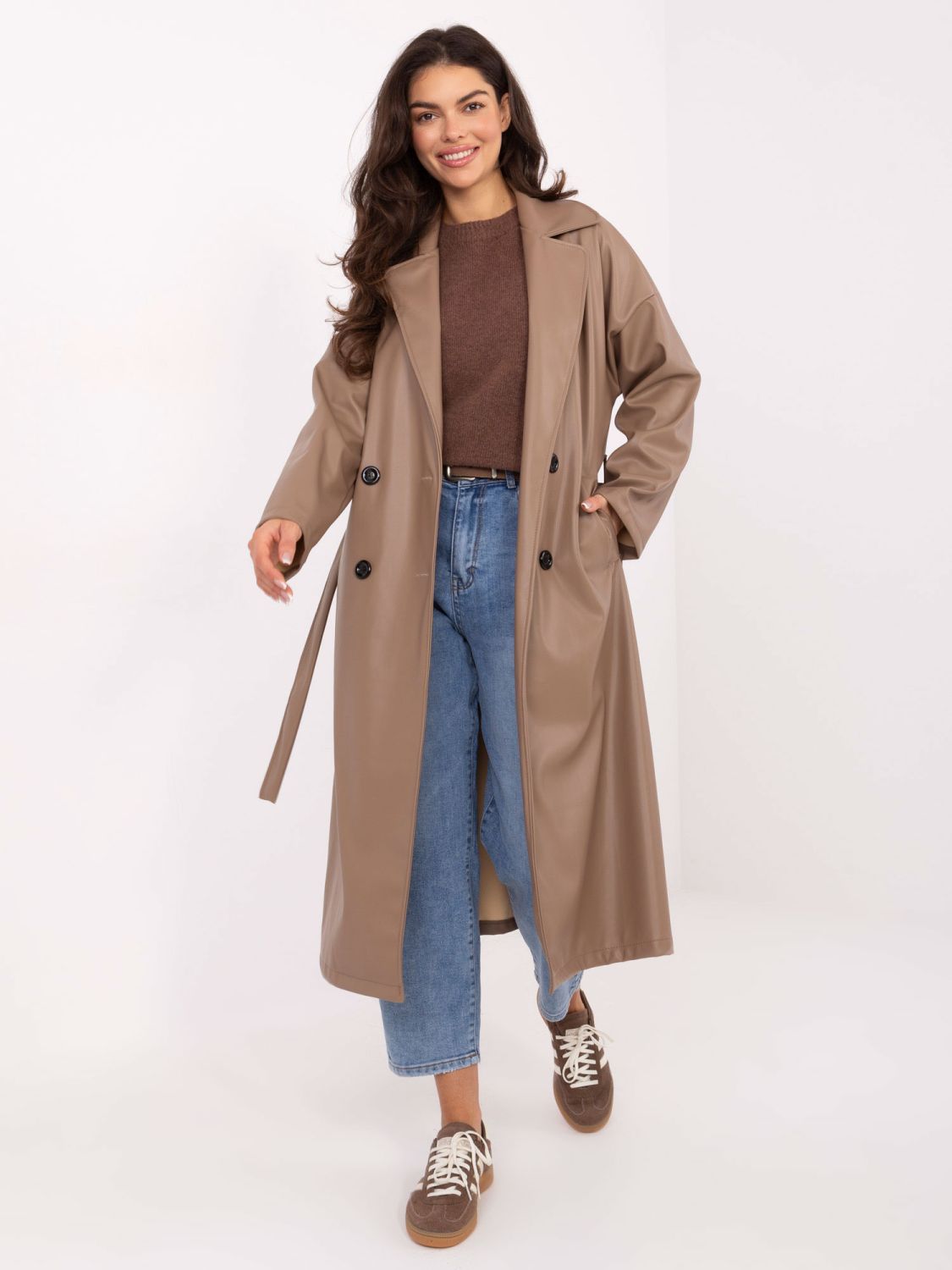 Blugi carrot albaștri cu talie înaltă și curea