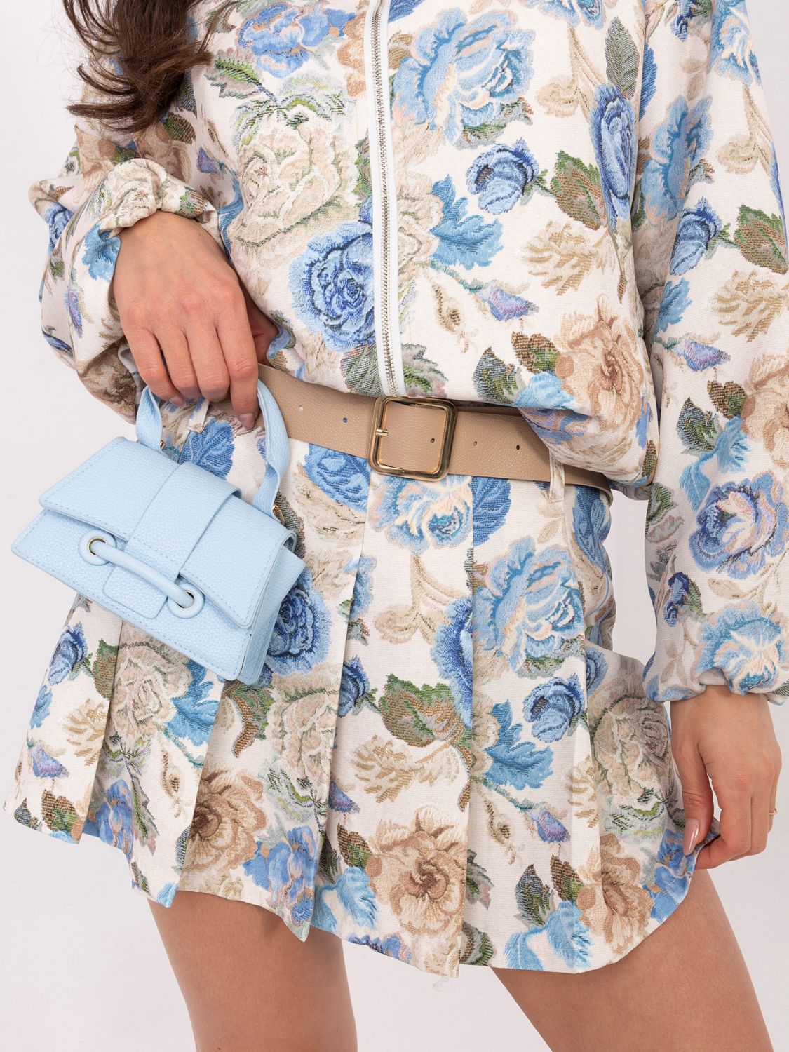 Pantaloni scurți albaștri cu imprimeu floral, croială largă și curea