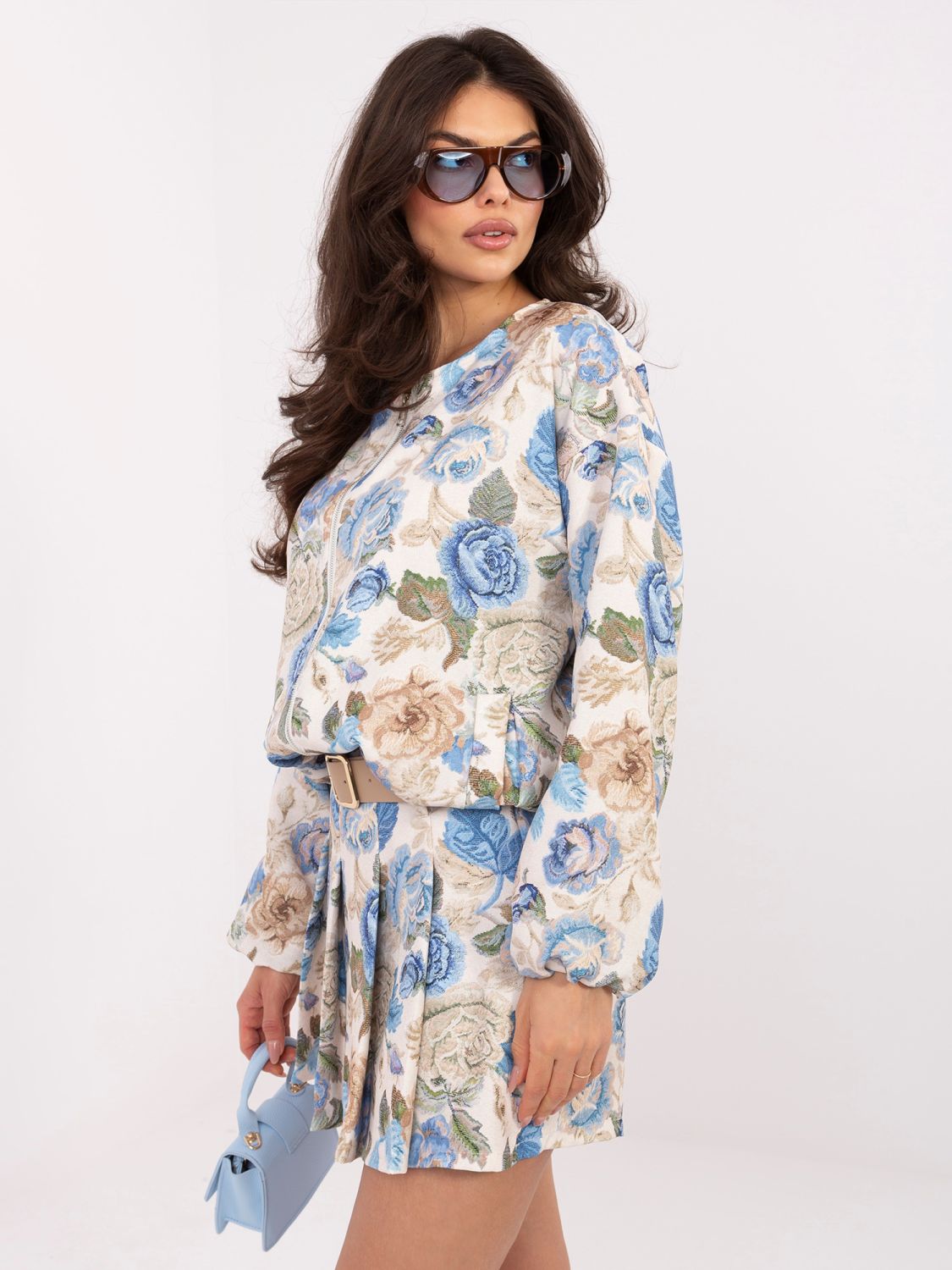 Pantaloni scurți albaștri cu imprimeu floral, croială largă și curea