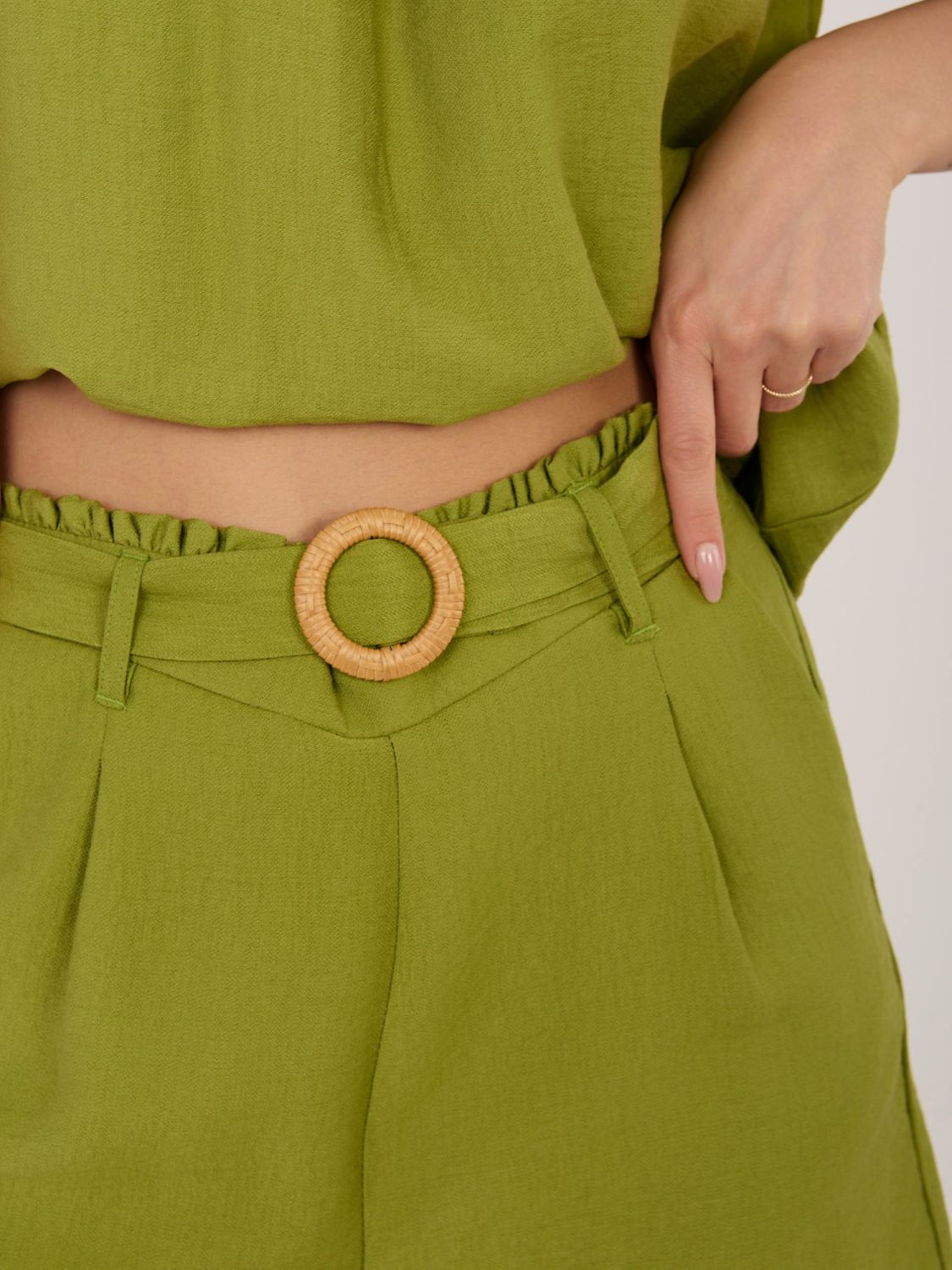 Pantaloni scurți verzi cu curea