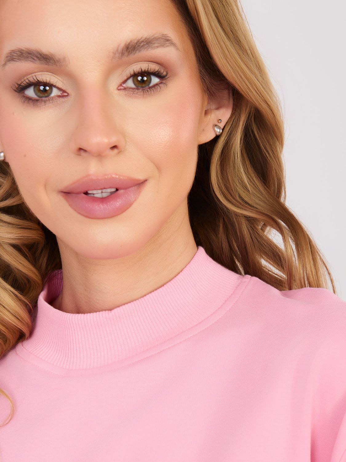 Hanorac lung roz cu guler înalt