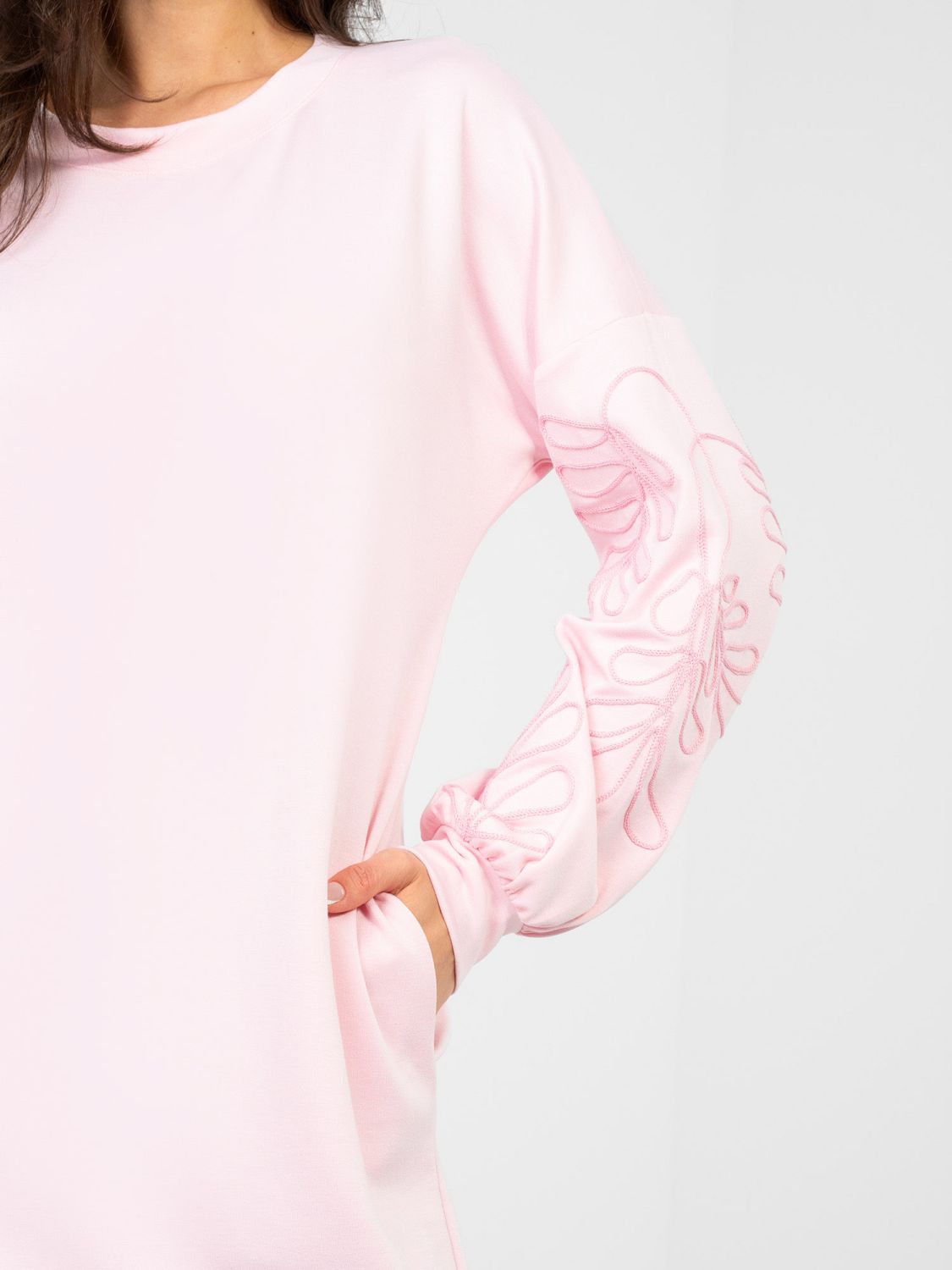 Rochie mini roz cu broderie și mâneci bufante