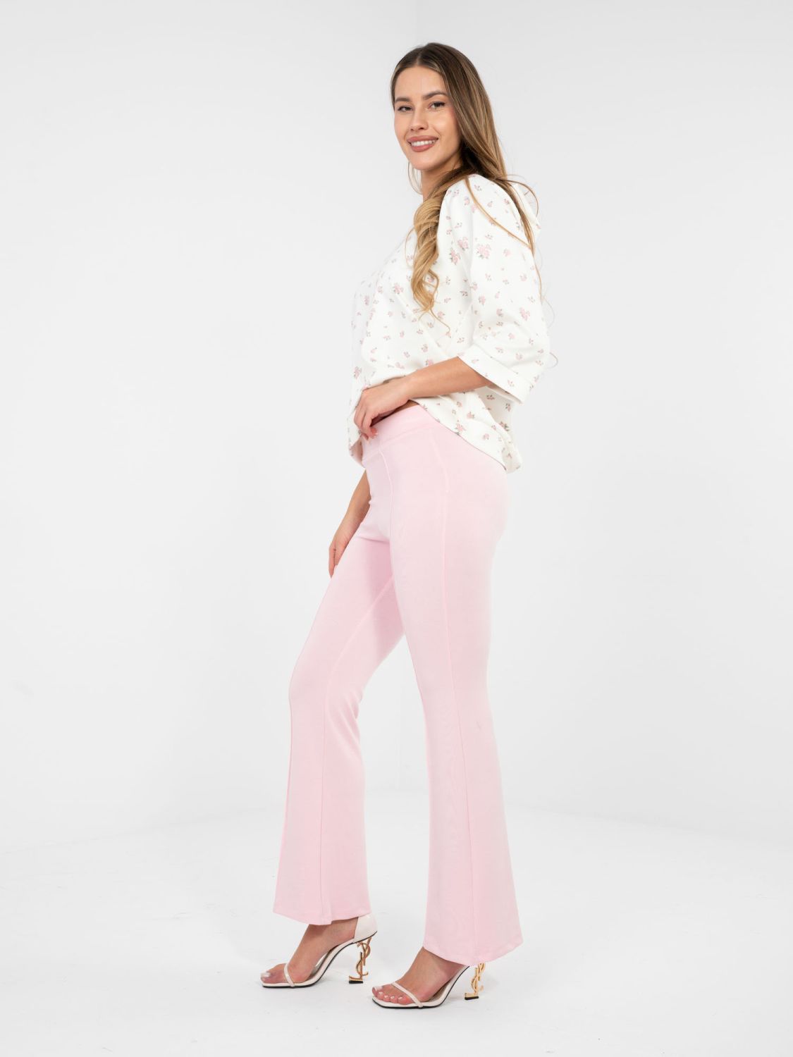 Pantaloni sport roz stilizați cu talie înaltă și croială largă