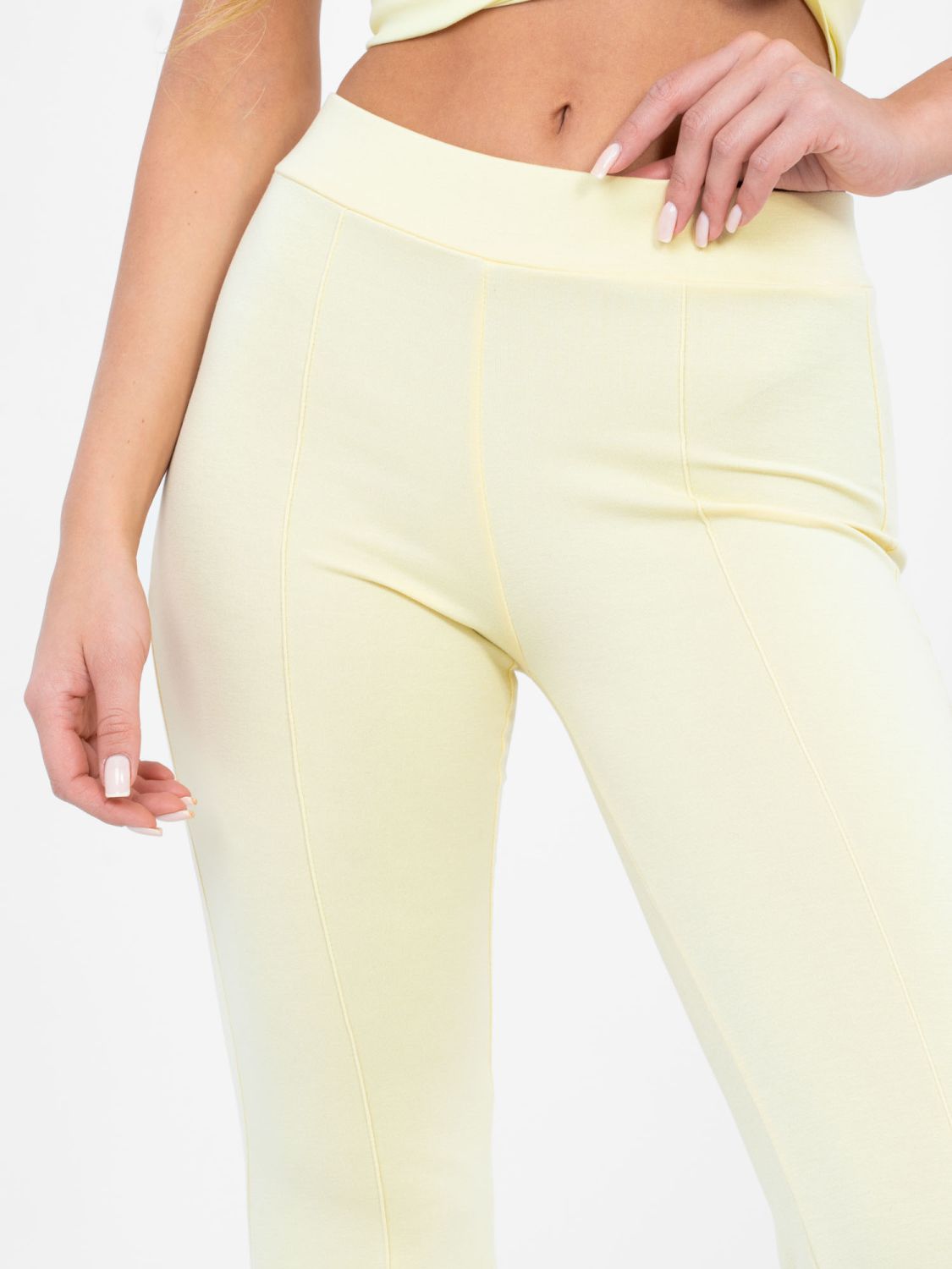 Pantaloni sport galbeni, largi, cu talie înaltă