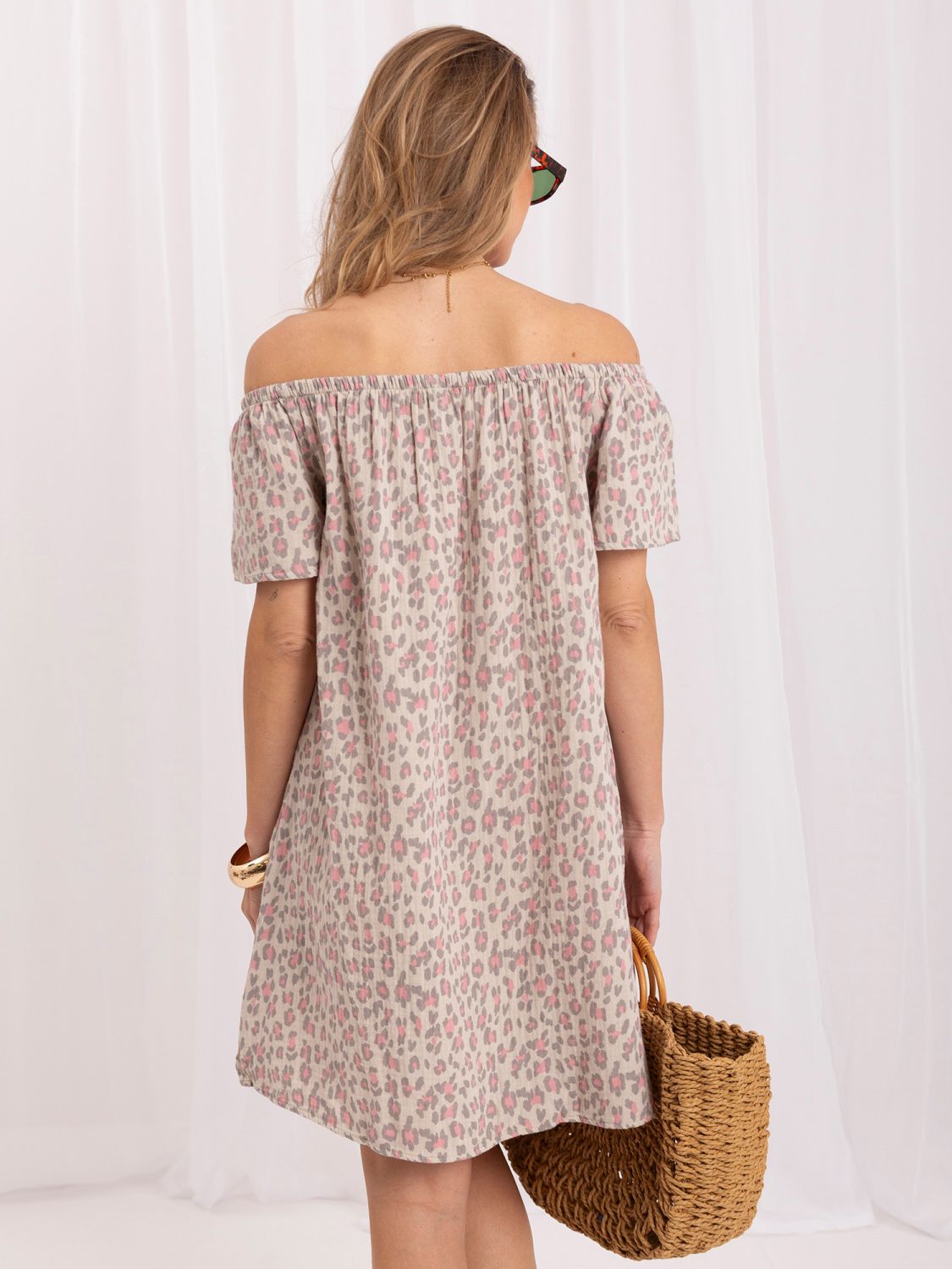 Rochie roz oversize cu imprimeu animalier și umeri căzuți