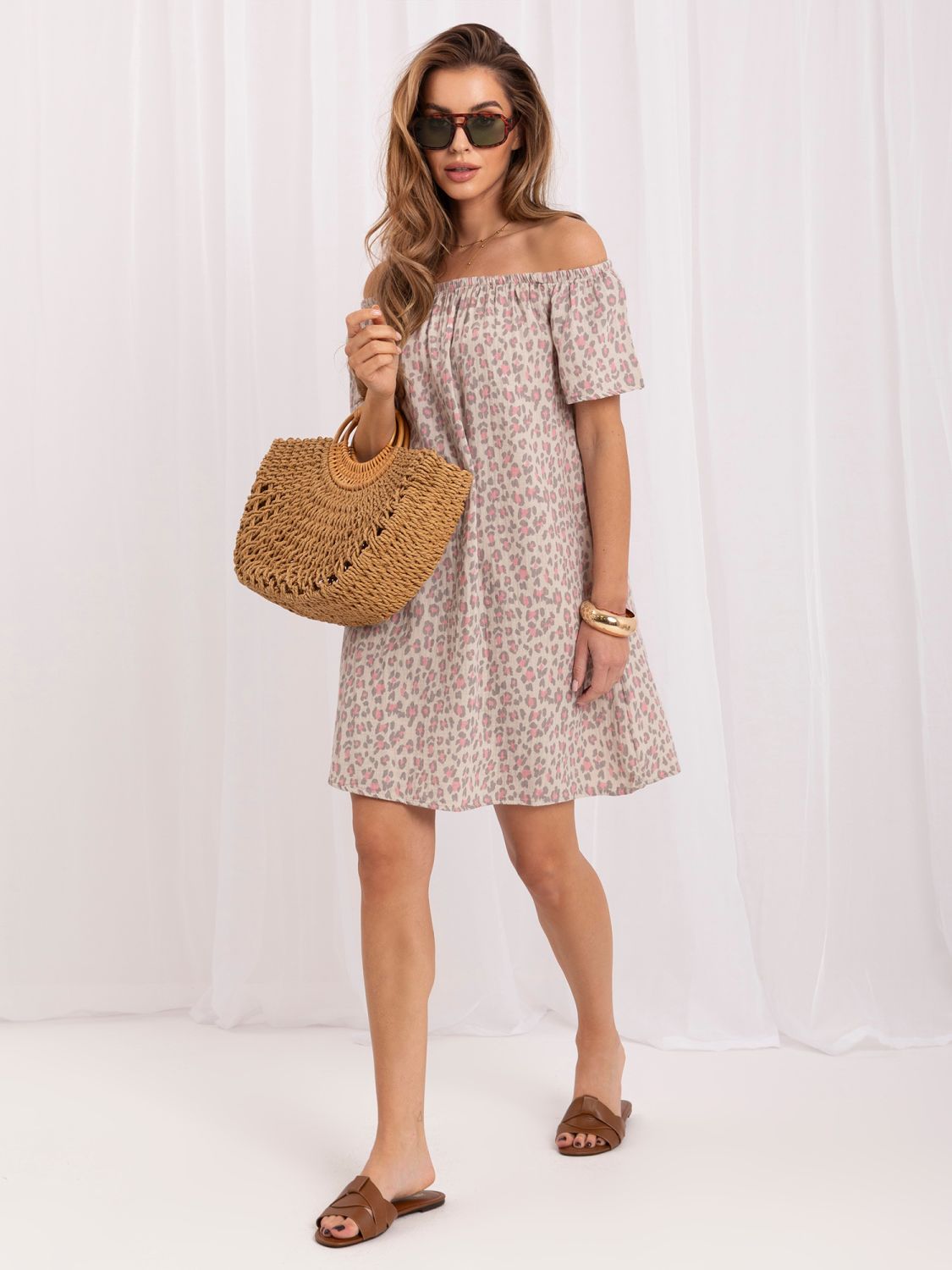 Rochie roz oversize cu imprimeu animalier și umeri căzuți