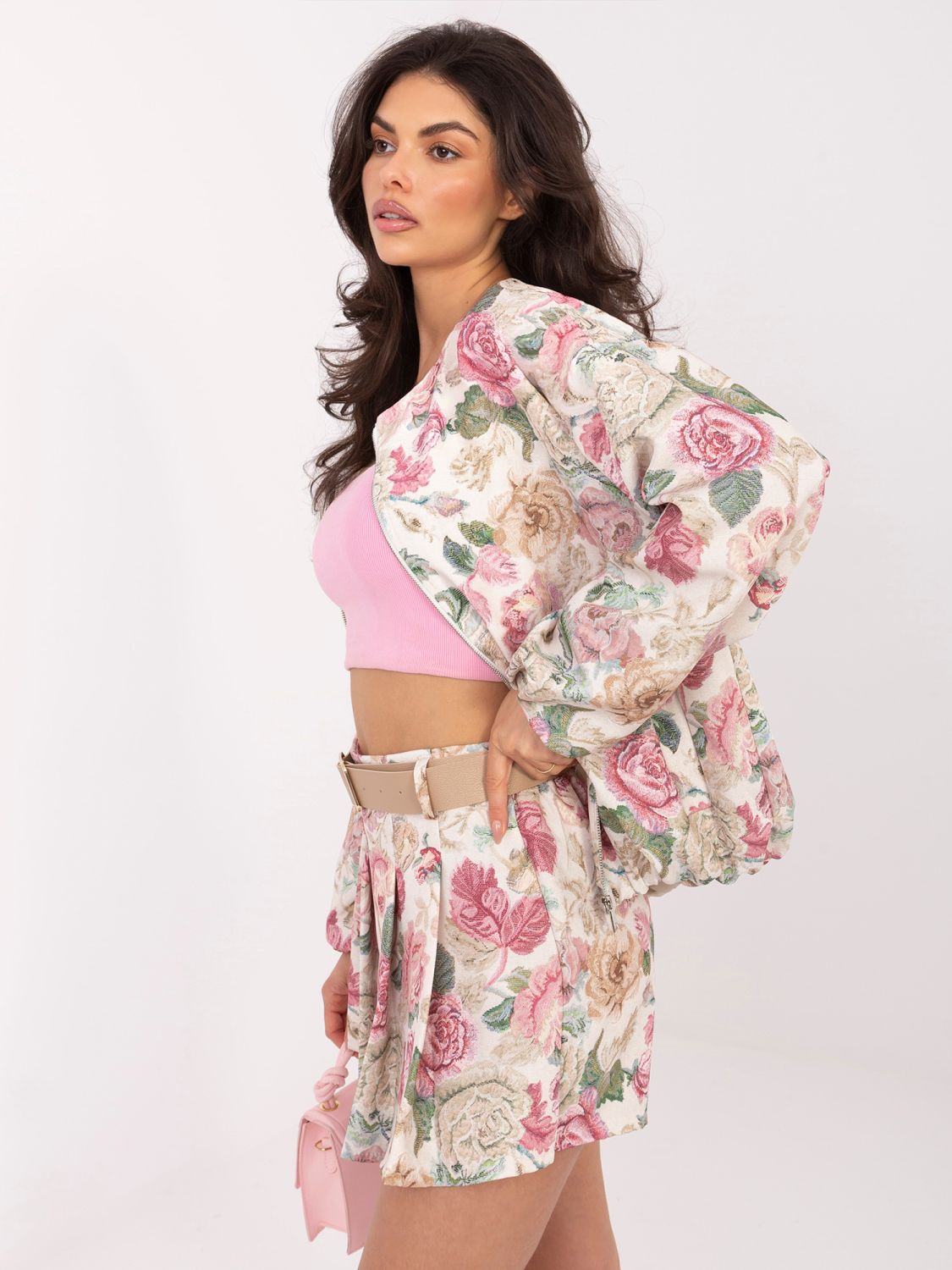 Pantaloni scurți roz cu imprimeu floral, croială largă și curea