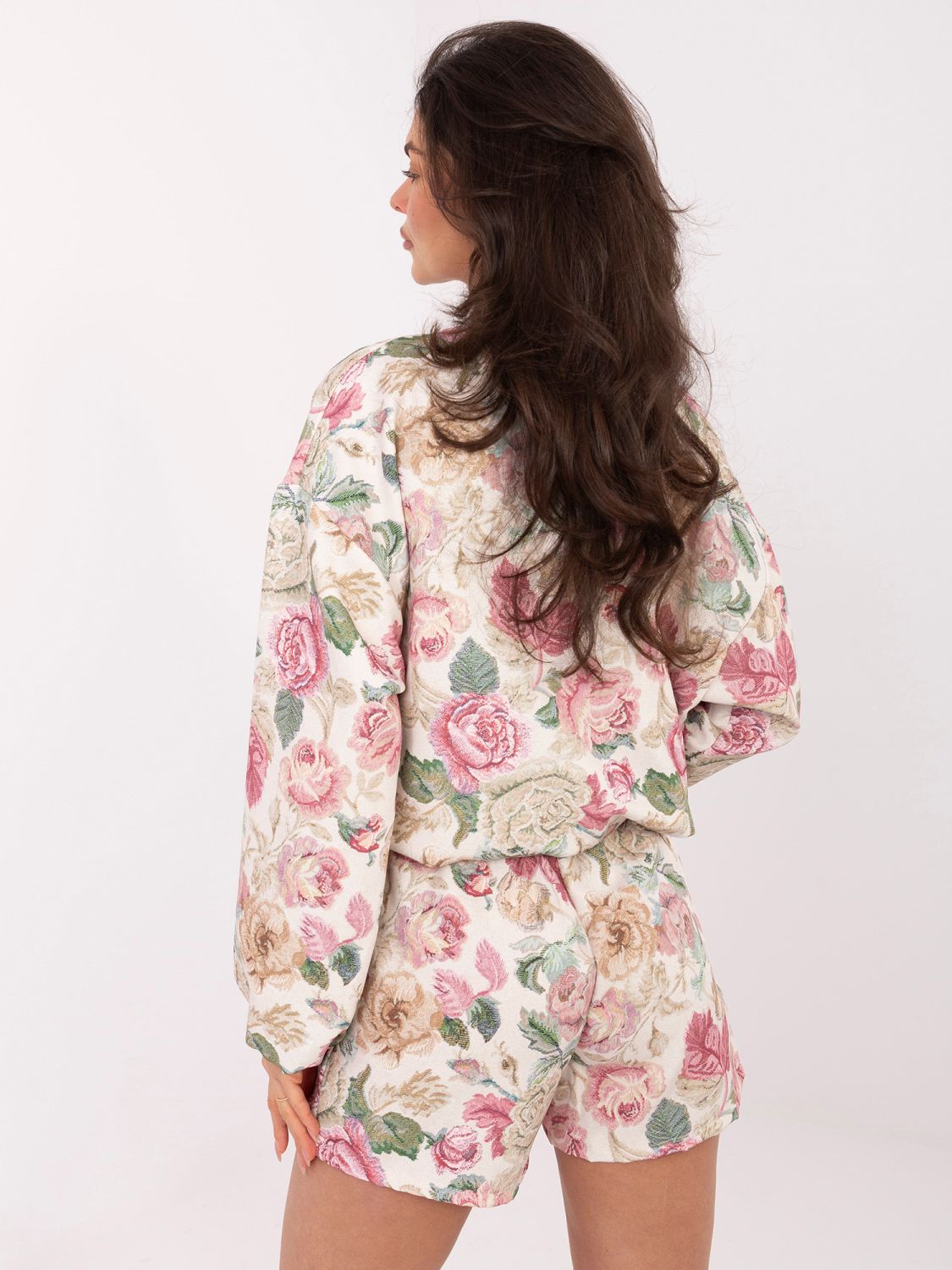 Pantaloni scurți roz cu imprimeu floral, croială largă și curea