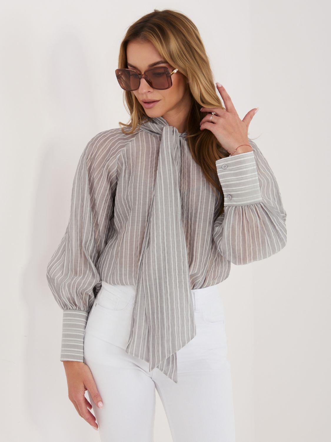 Cămașă clasică gri cu dungi, șnur decorativ și mâneci bufante