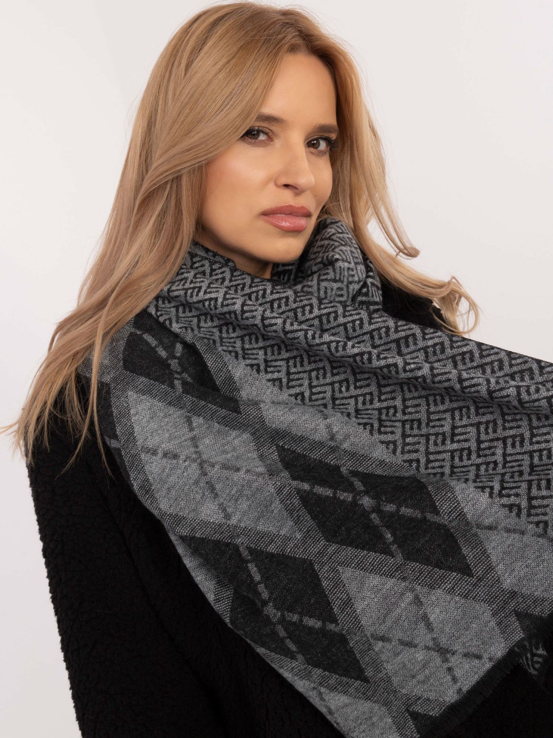 Eșarfă gri cu model geometric