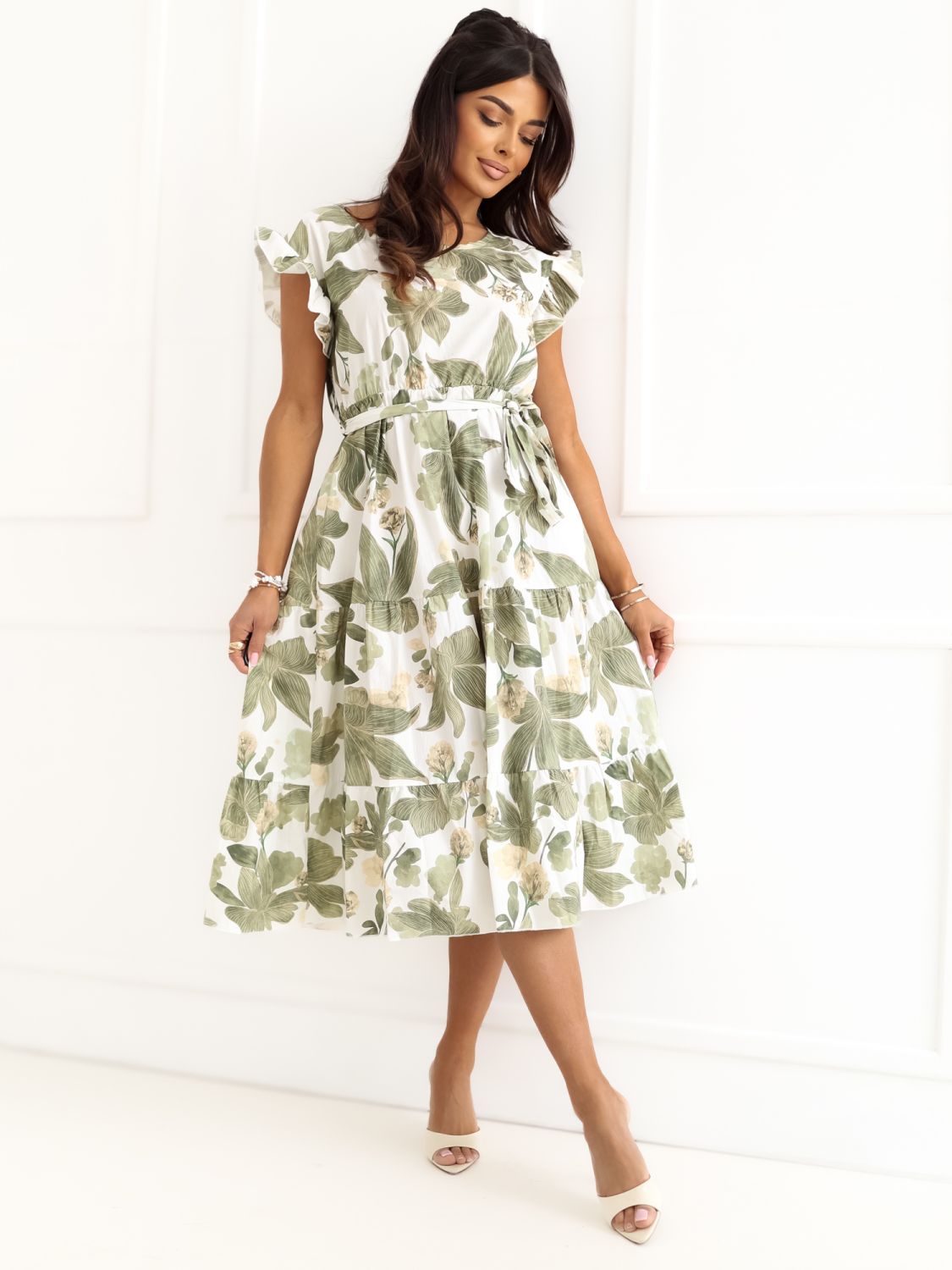 Rochie midi verde evazată cu curea și volan