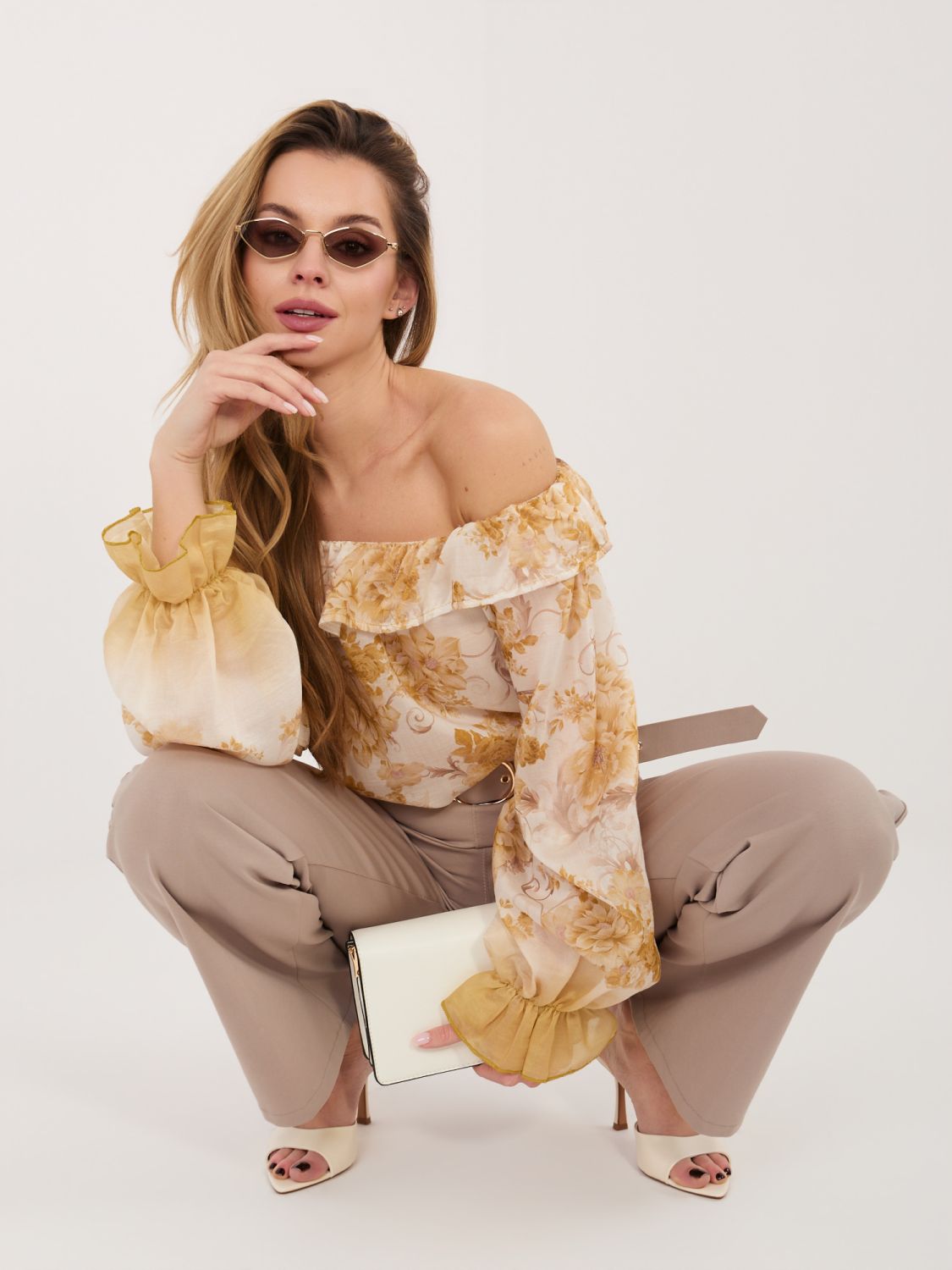 Bluză galbenă cu imprimeu floral și umeri goi