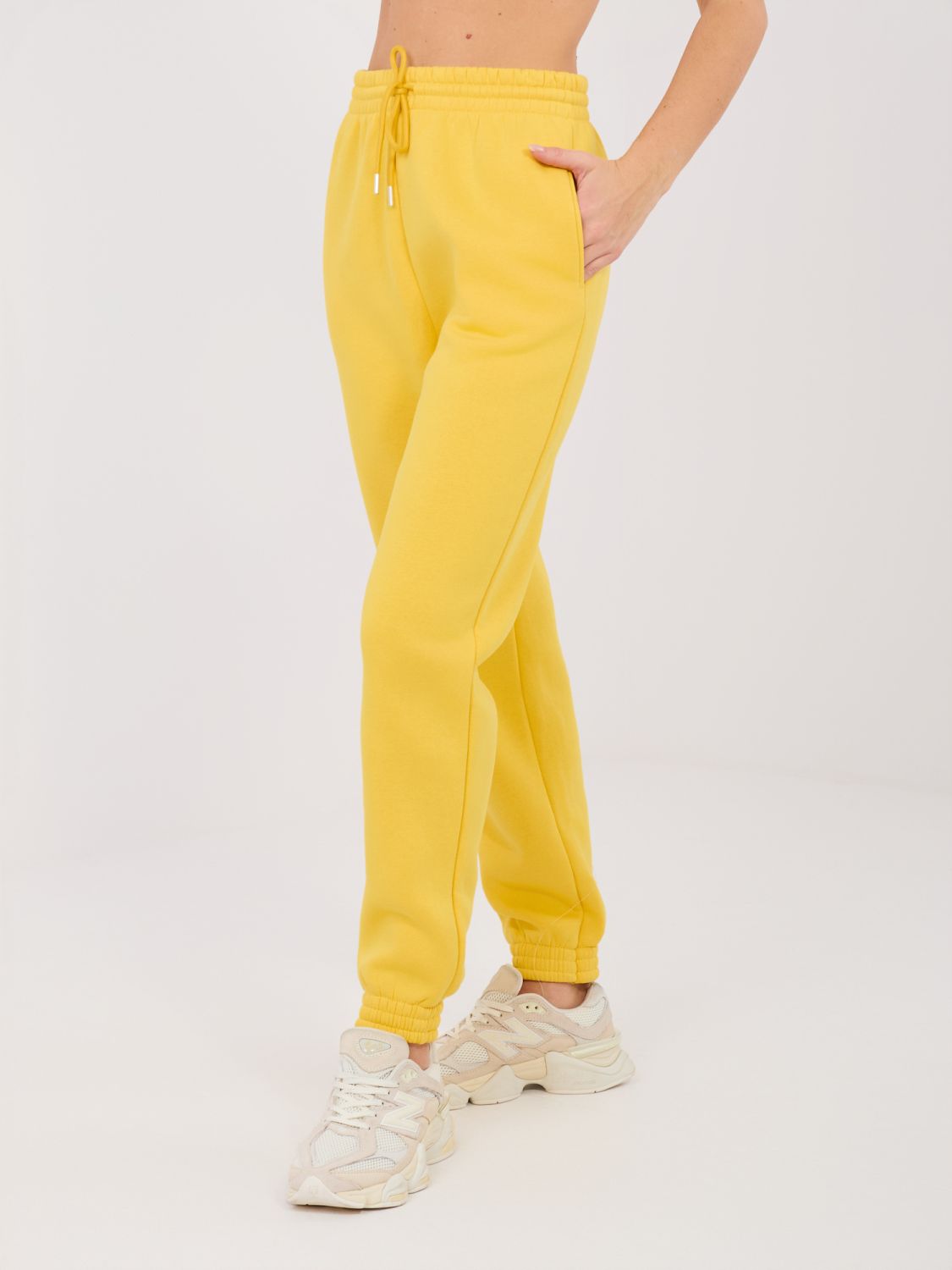 Pantaloni de trening galbeni cu talie înaltă și buzunare laterale