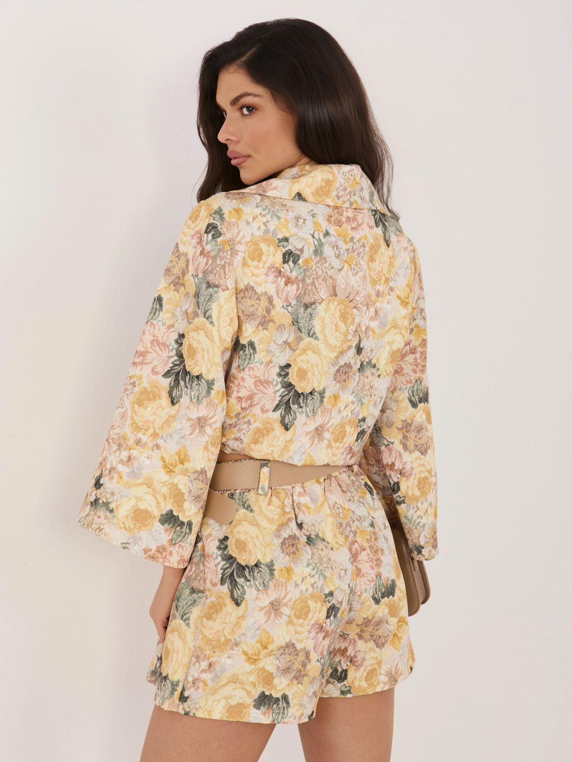 Pantaloni scurți galbeni cu imprimeu floral, croială largă și curea